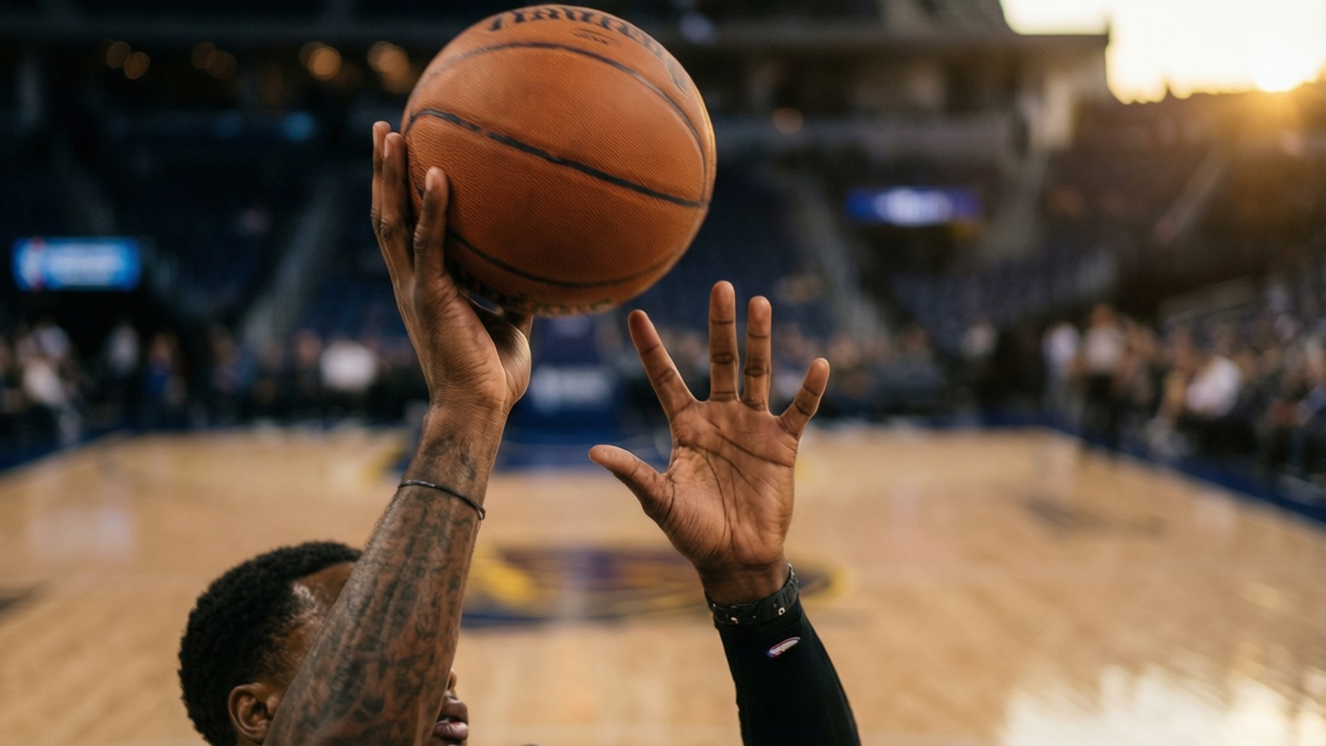 Beal Three-Point Shot 壁紙 — 一名籃球運動員在半空中單手投籃，另一隻手在籃框下張開，比賽中。