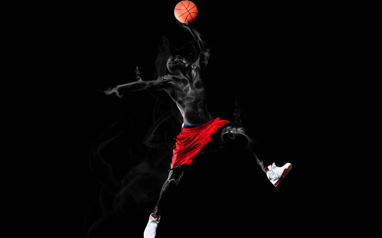 穿紅色短褲的運動員跳起，手持籃球，周圍煙霧繚繞 — NBA 壁紙