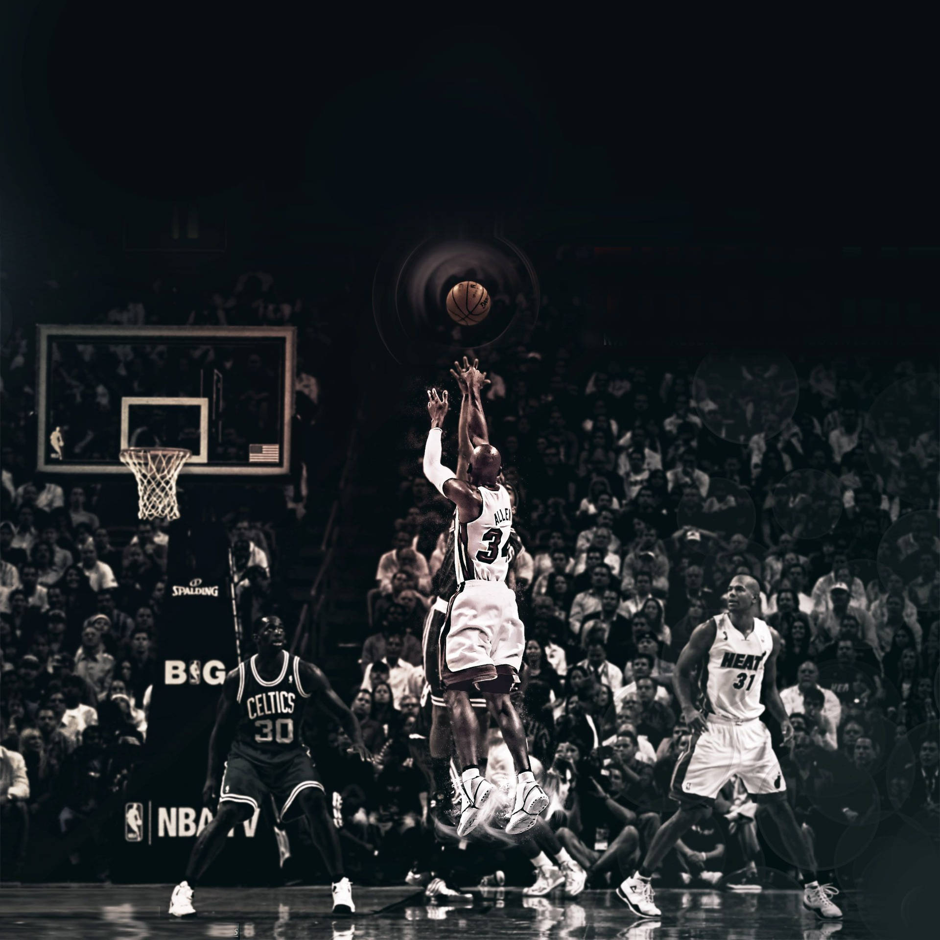籃球運動員在擠滿觀眾的場館中空中灌籃越過防守球員。 — NBA 壁紙