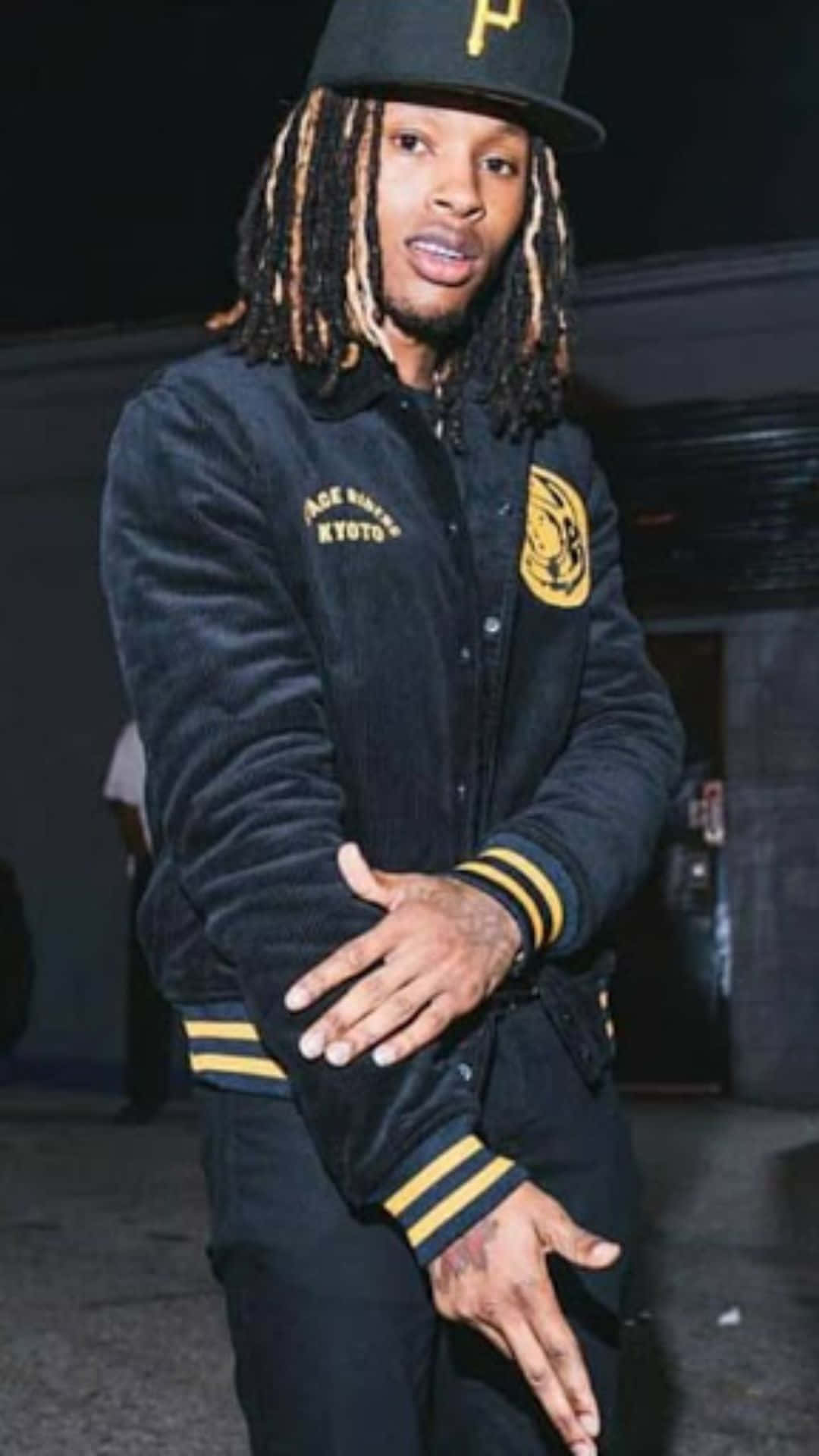 夜間穿著帶有黃色條紋和補丁的黑色天鵝絨夾克的男人 — King Lebron James 壁紙
