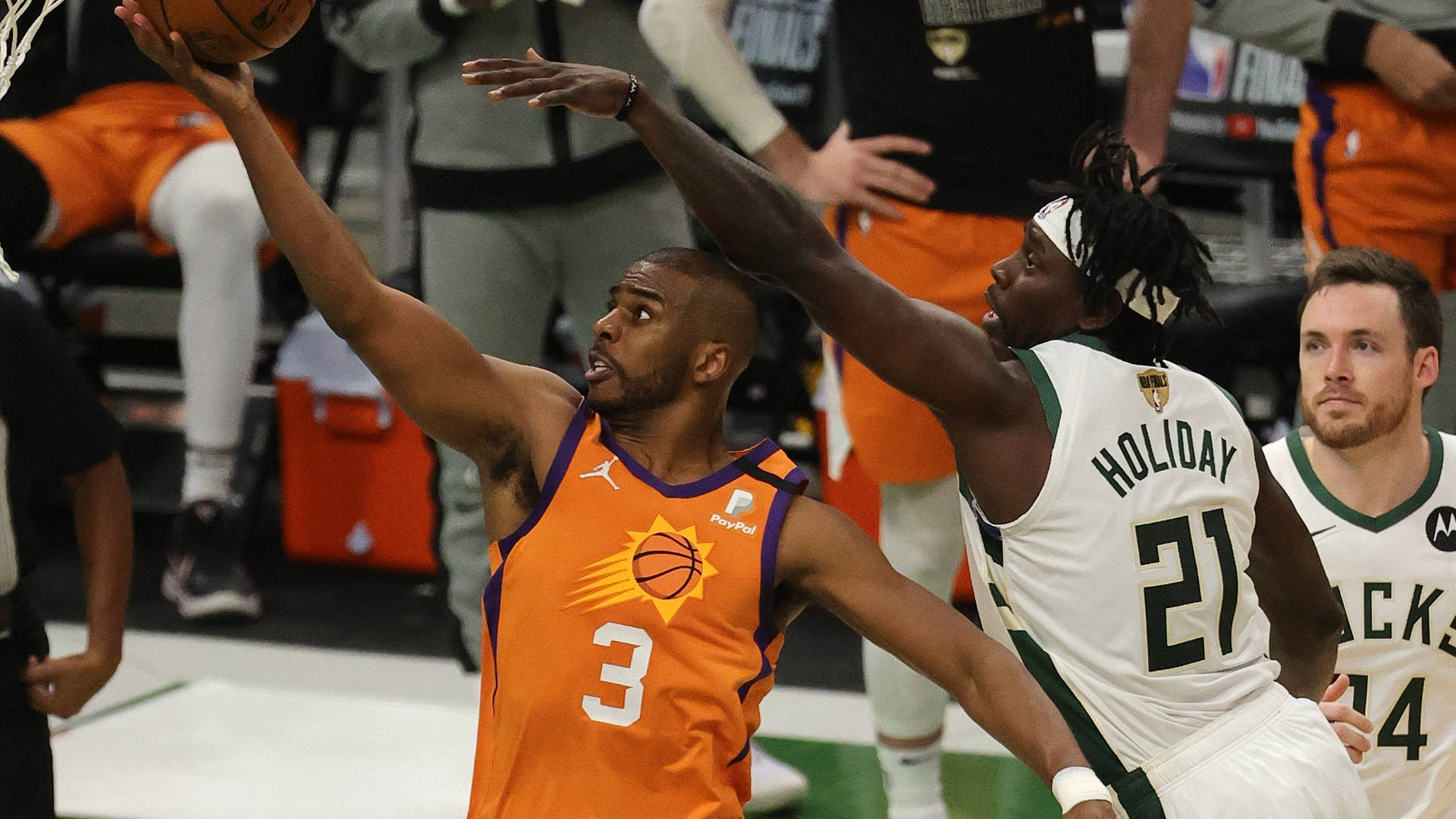 籃球運動員在職業比賽中激烈競爭。 — NBA總決賽 壁紙