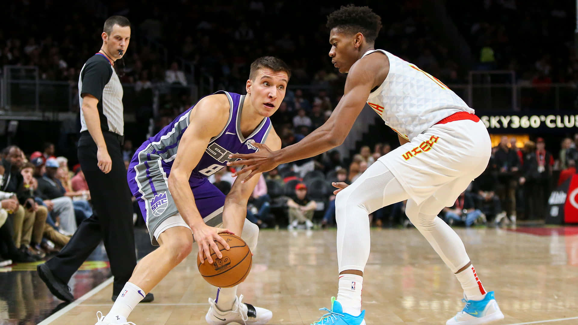 兩名籃球運動員在比賽中爭奪球權。 — NBA 壁紙
