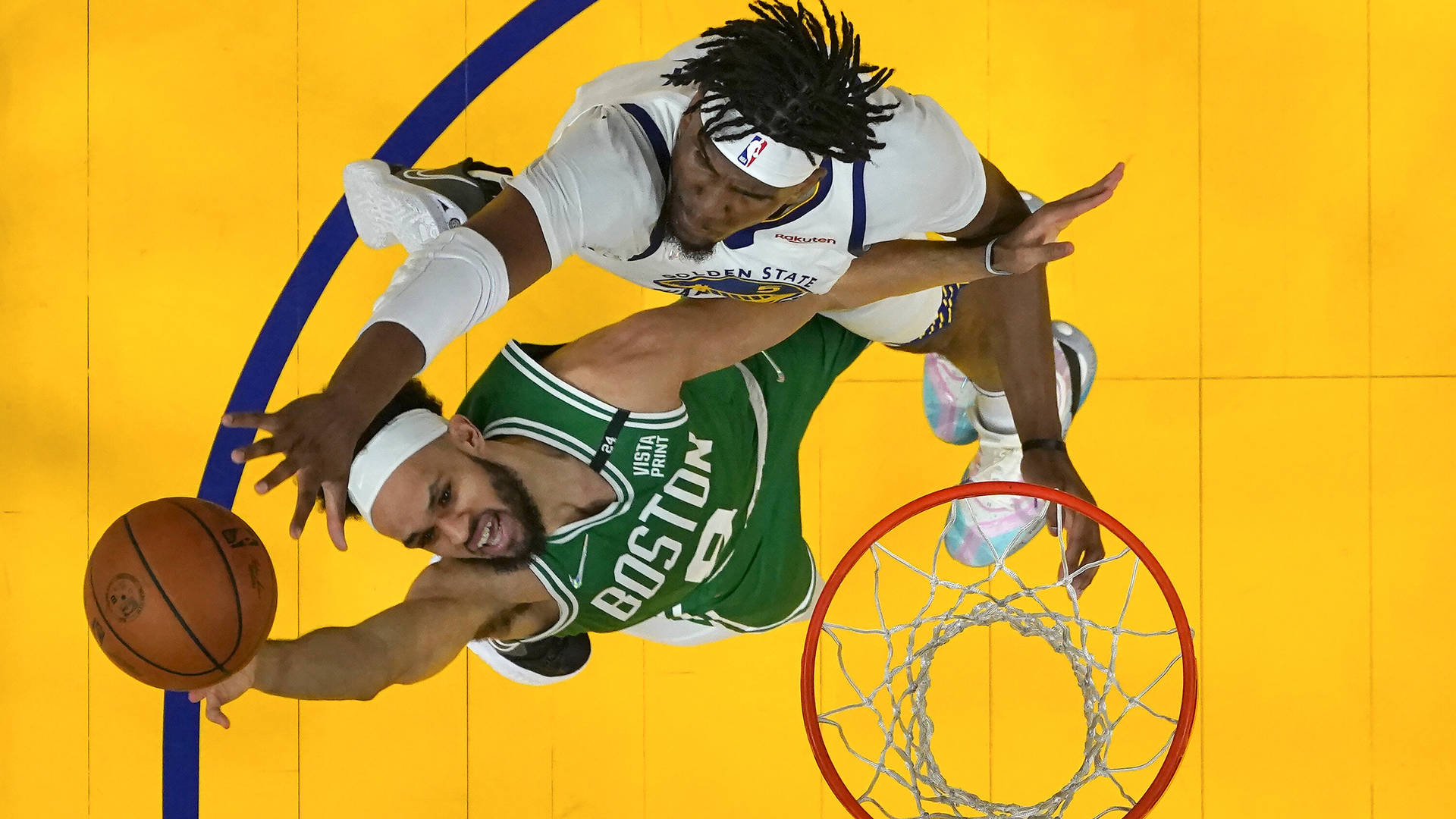 綠色球衣球員嘗試灌籃，白色球衣防守球員封阻他。 — NBA 壁紙