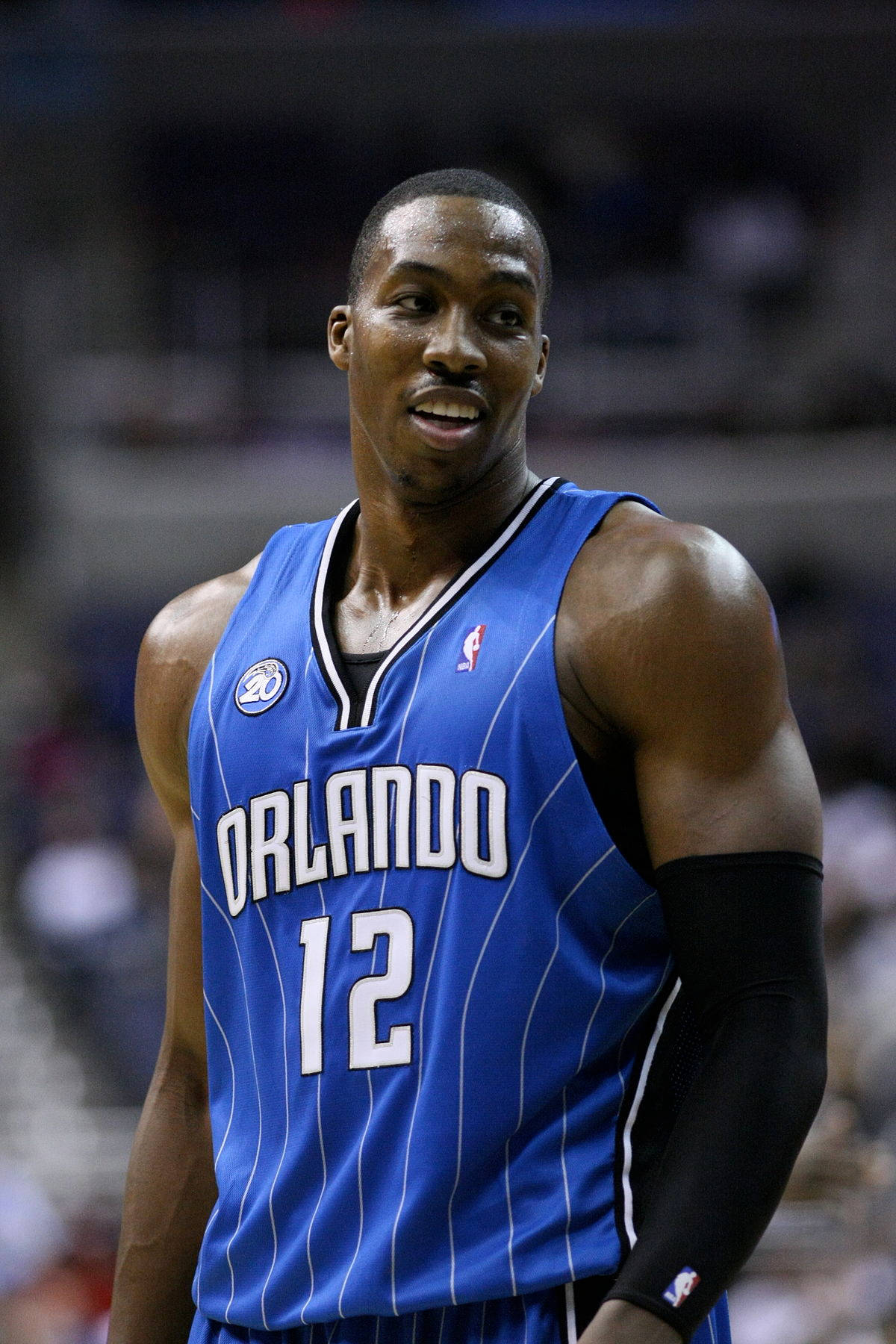 身穿奧蘭多魔術隊球衣的籃球運動員在比賽中微笑。 — NBA 壁紙
