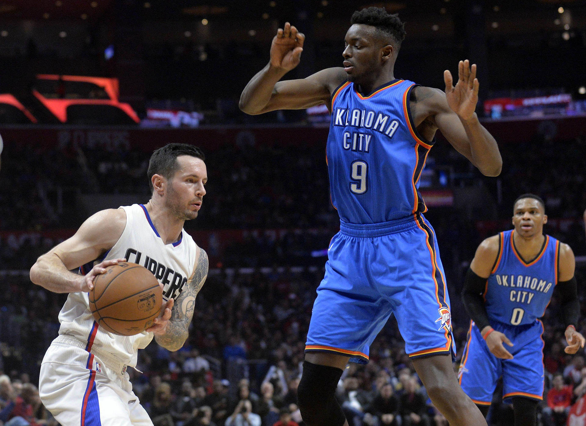 籃球球員在職業比賽中競爭，一人運球，另一人防守。 — NBA 壁紙
