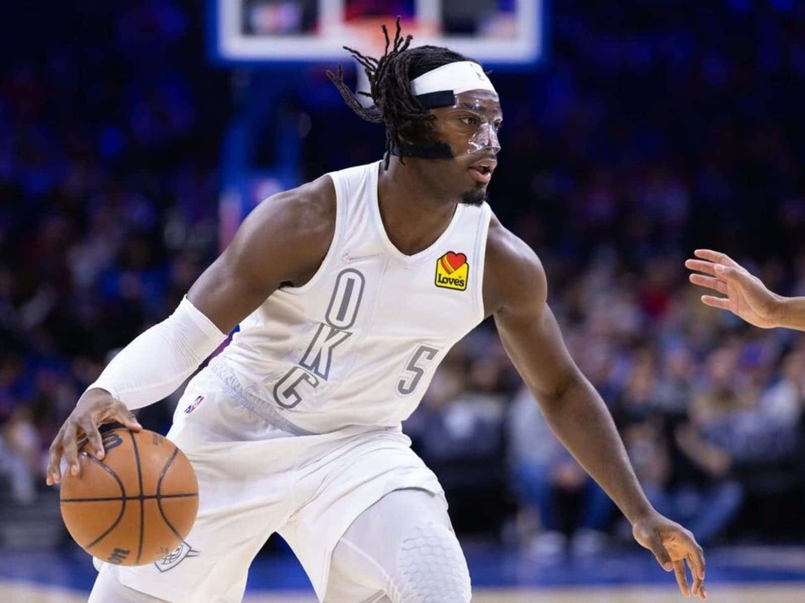 籃球運動員在比賽中穿著白色球衣運球。 — NBA 壁紙