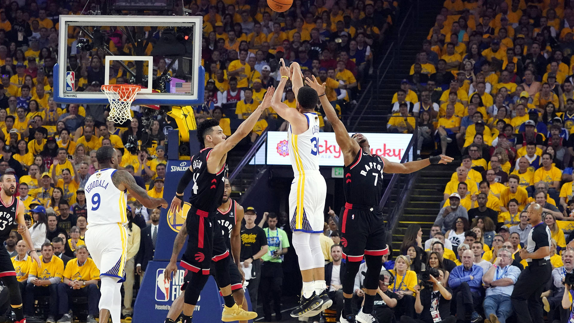 在座無虛席的場館比賽中，籃球運動員跳起投籃。 — NBA總決賽 壁紙