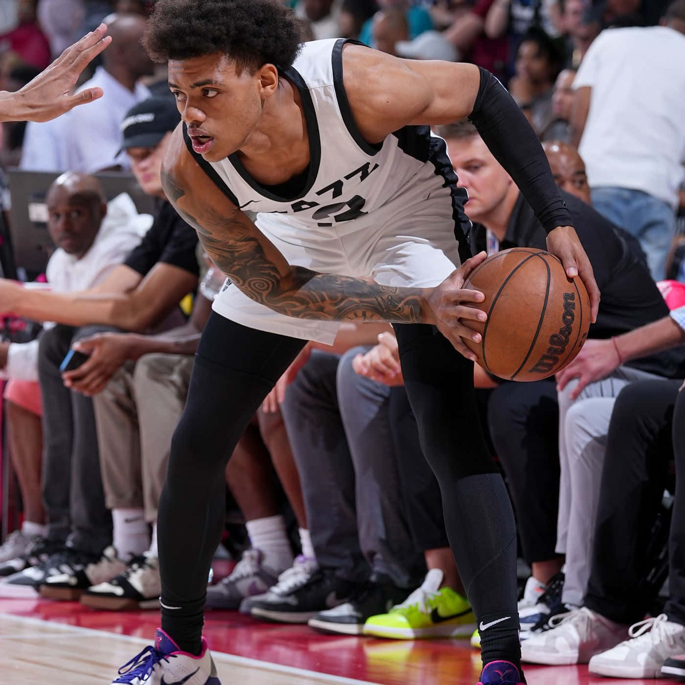籃球運動員在比賽中運球，觀眾觀看。 — NBA 壁紙