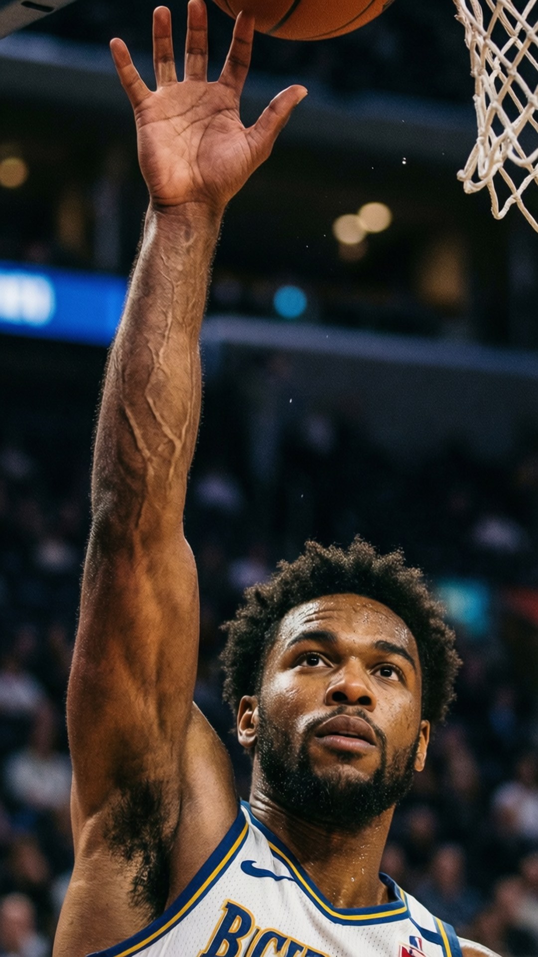 James Wiseman 桌布 壁紙 — 一名身穿白色球衣的籃球運動員在場館燈光下專注地跳起灌籃。