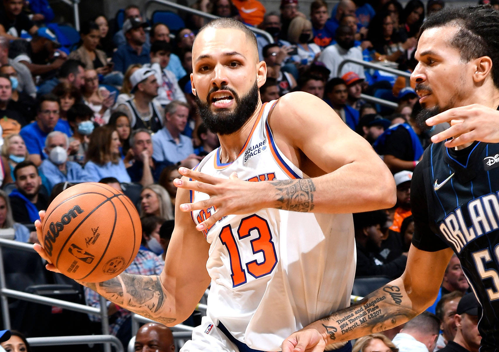 白色球衣籃球運動員在場館中運球，被對手防守。 — NBA 壁紙