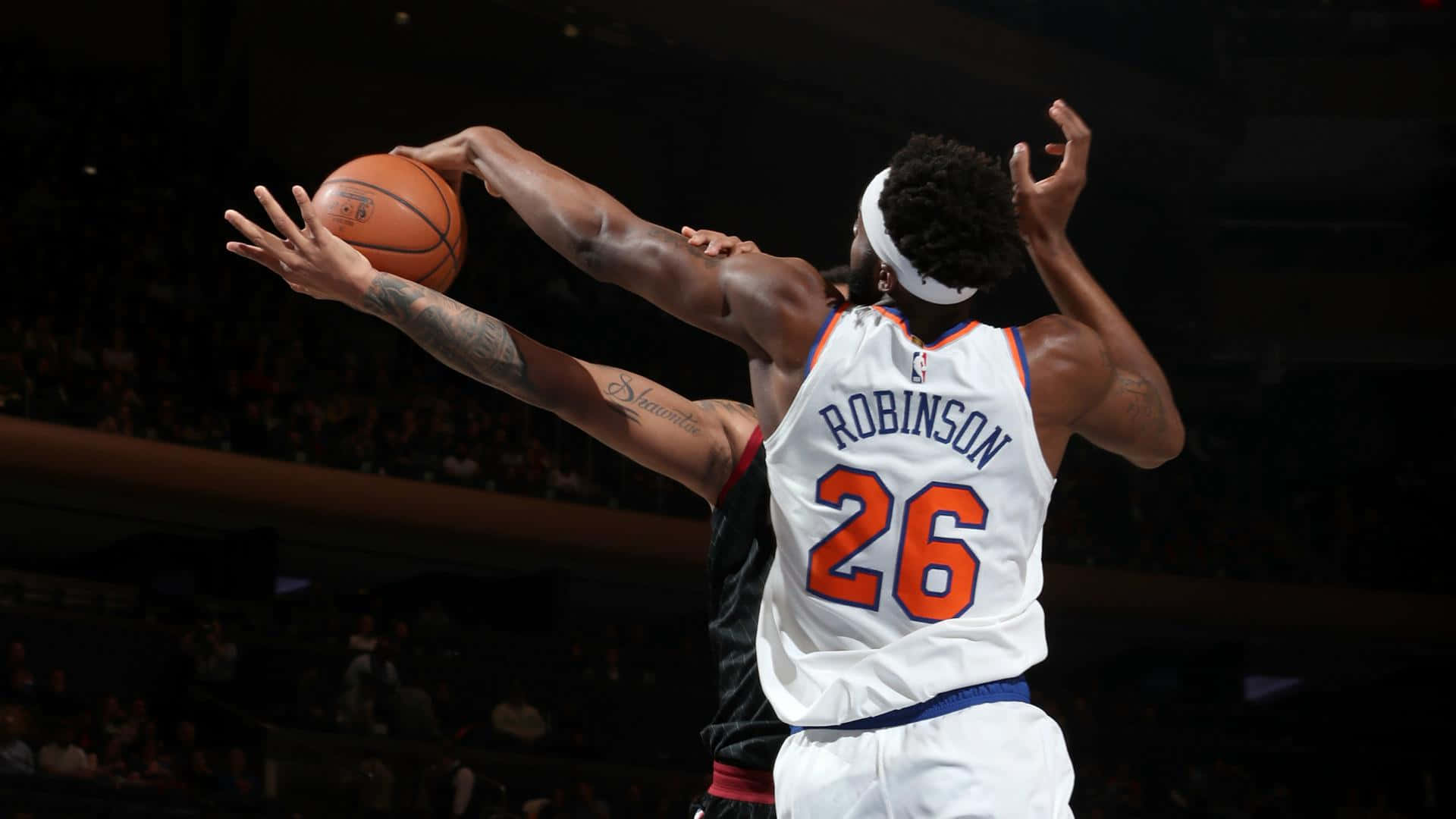 兩名籃球運動員在比賽中爭奪投籃機會。 — NBA 壁紙