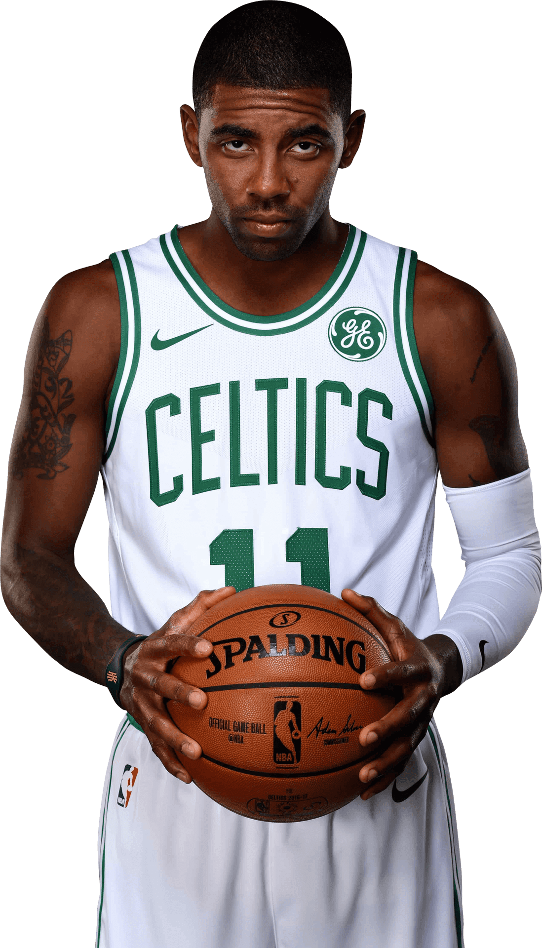身穿塞爾提克球衣的籃球運動員拿著一個Spalding籃球。 — NBA 壁紙