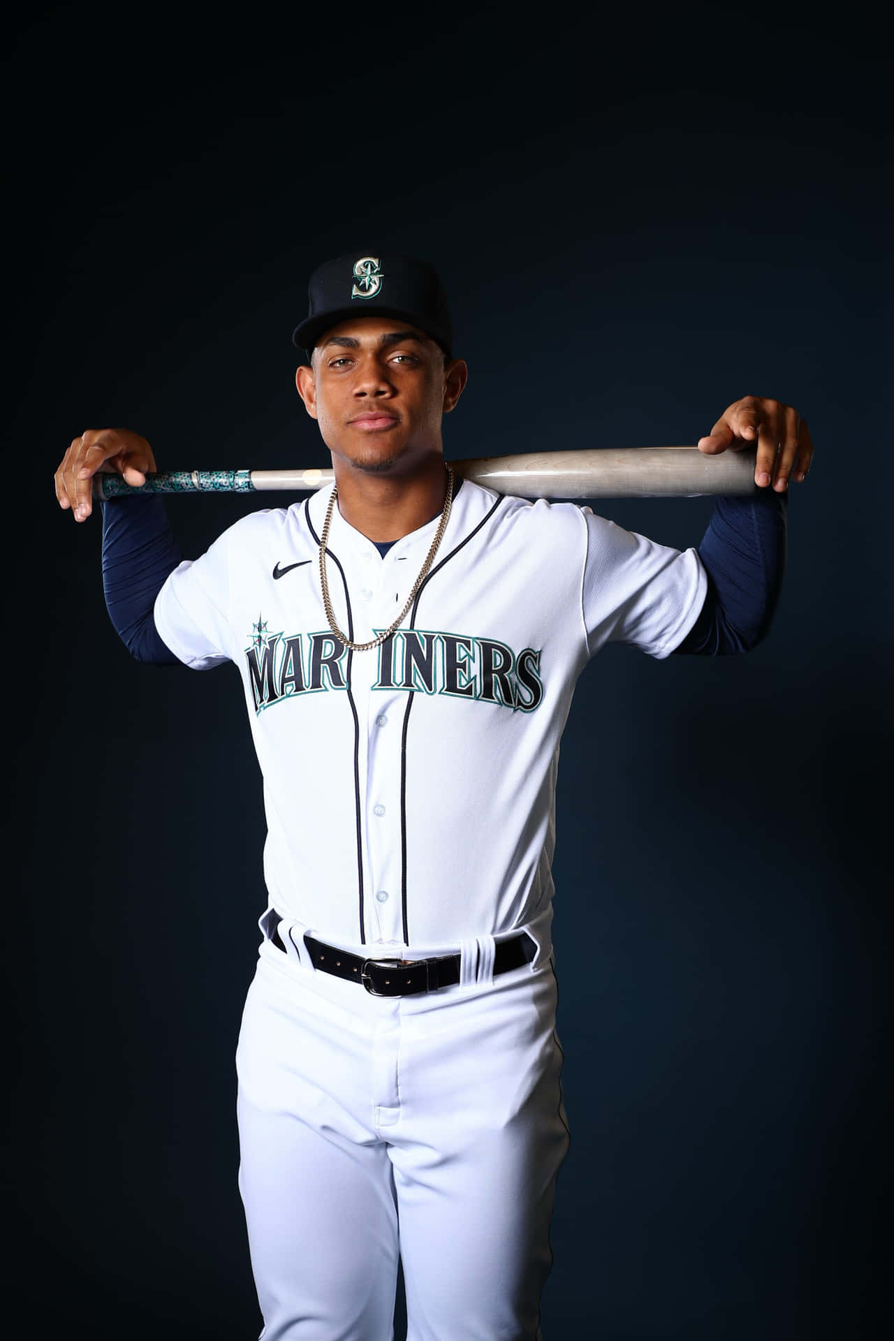 身穿水手隊球衣的棒球選手在攝影棚中持球棒 — MLB 壁紙