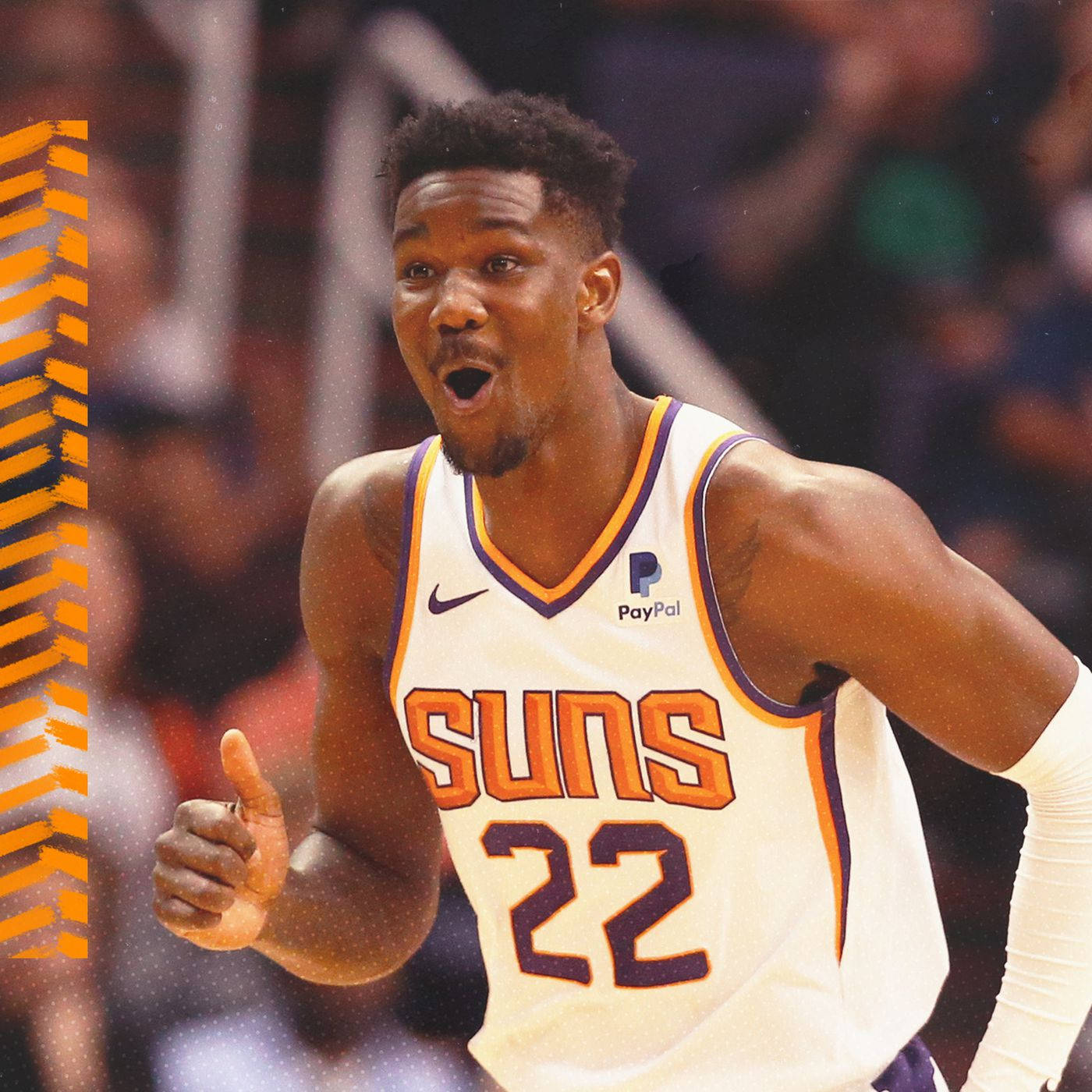 身穿太陽隊球衣的籃球運動員在比賽中豎起大拇指。 — NBA 壁紙