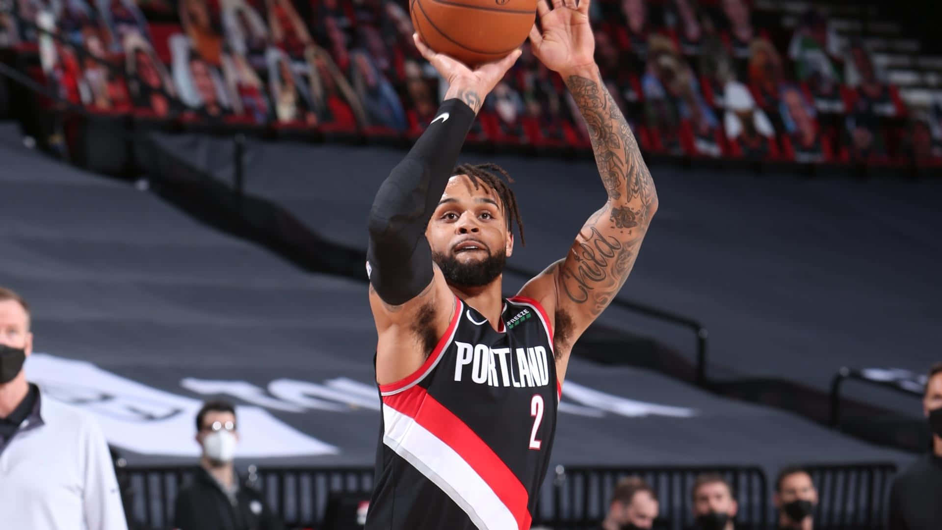 籃球運動員在比賽中投籃，身穿波特蘭球衣。 — NBA 壁紙