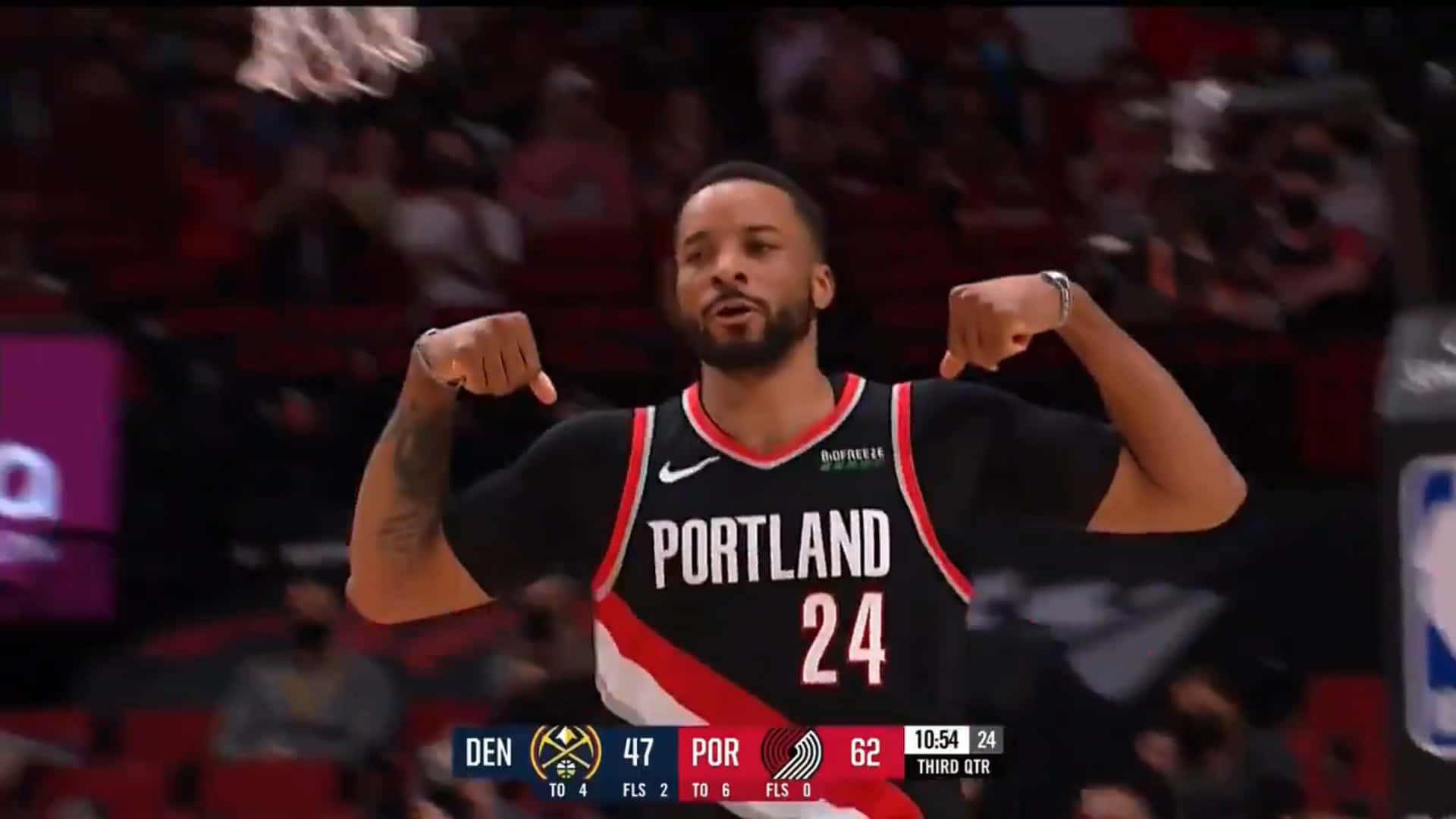 籃球運動員在比賽中彎曲手臂並指向下方。 — NBA 壁紙