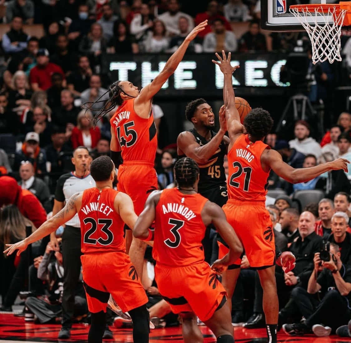 身穿橙色球衣的籃球運動員在比賽中爭奪投籃機會。 — NBA 壁紙