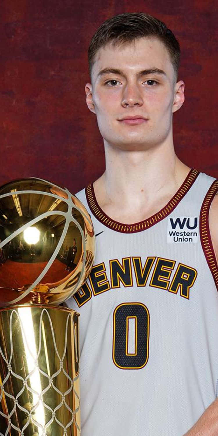 年輕籃球運動員身穿丹佛球衣，手持冠軍獎盃。 — NBA 壁紙