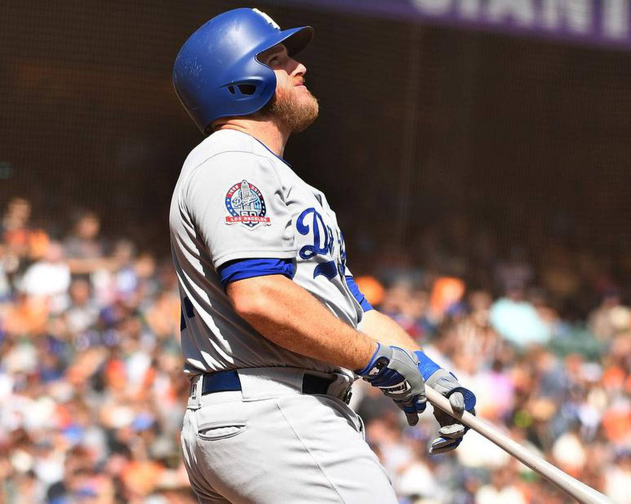 身穿道奇隊球衣的棒球選手在日間比賽中站上打擊區。 — MLB 壁紙