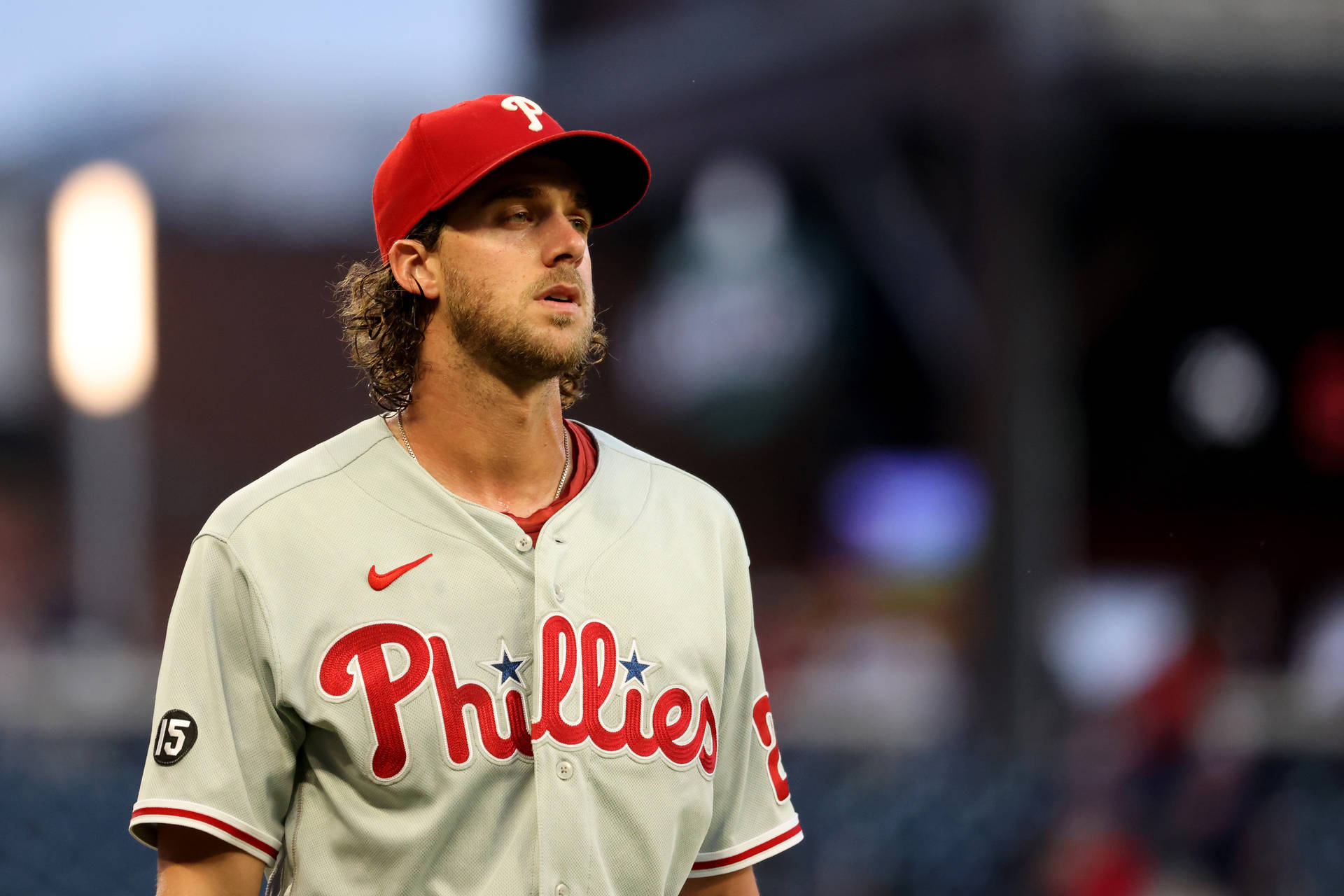 身穿費城人隊球衣的棒球運動員在夜間球場上 — MLB 壁紙