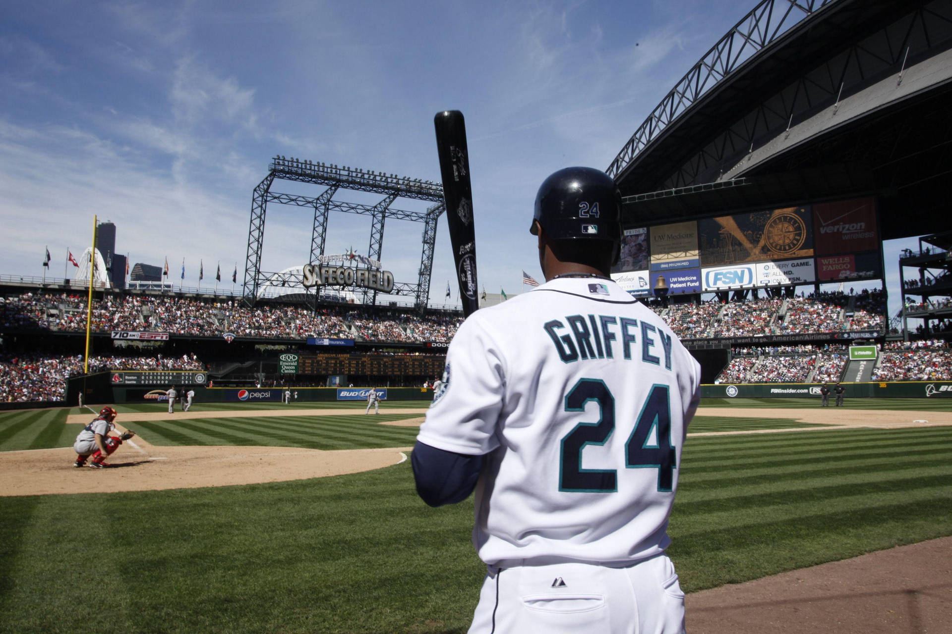 棒球選手Griffey 24在陽光明媚的球場本壘板，人群和捕手清晰可見。 — MLB 壁紙