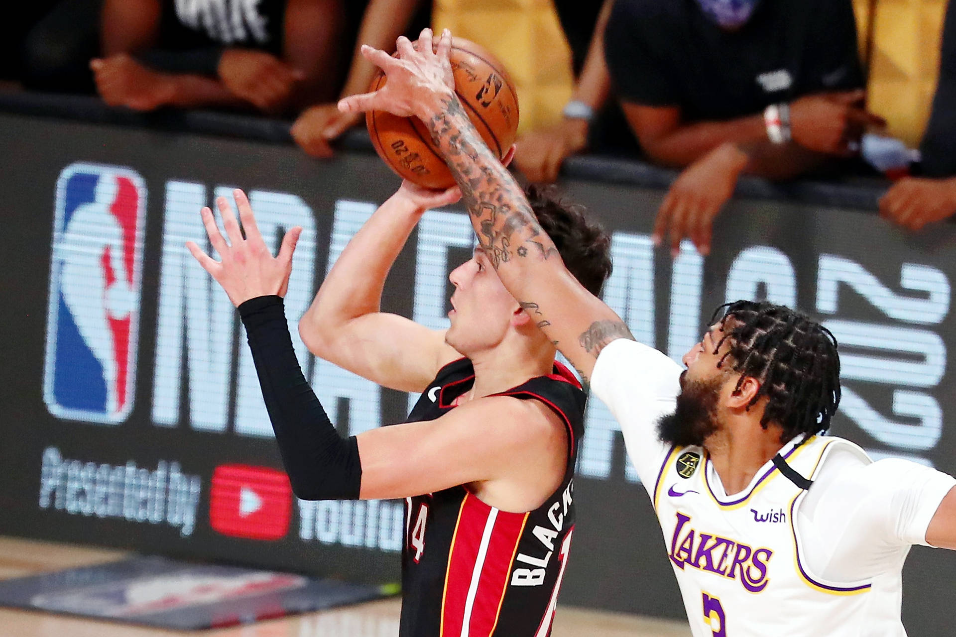 兩名籃球運動員在NBA比賽中爭奪投籃機會。