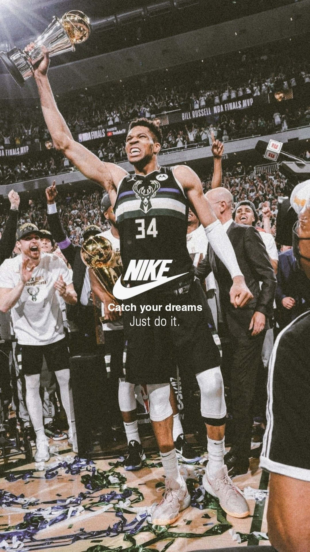 籃球運動員在五彩碎紙的球場上舉起獎盃慶祝。 — Nike 節奏籃球 壁紙