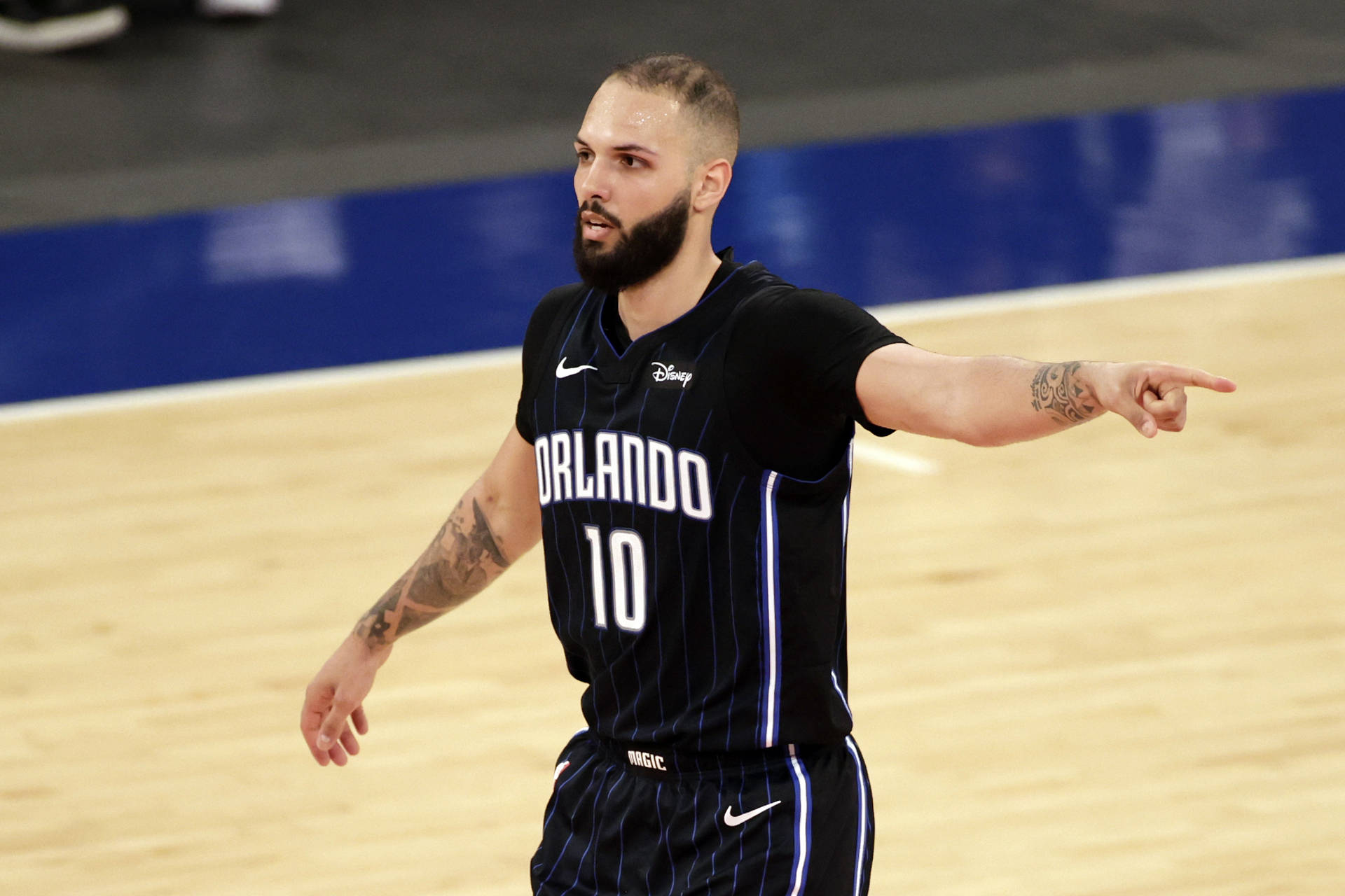 身穿奧蘭多魔術隊球衣的籃球運動員在比賽中指向。 — NBA 壁紙