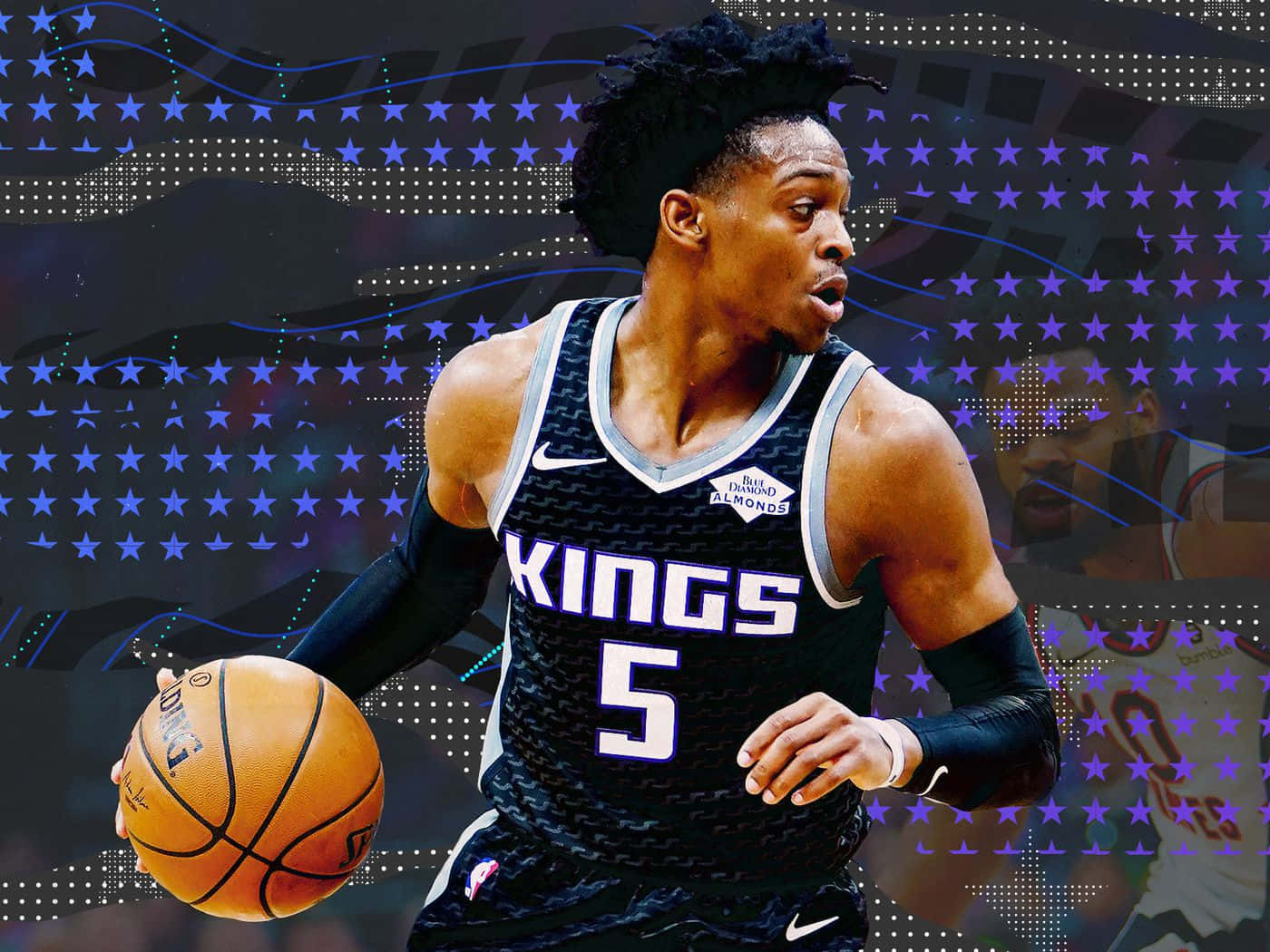 身穿黑色國王隊球衣的籃球運動員在藍色星形背景下運球。 — NBA 壁紙