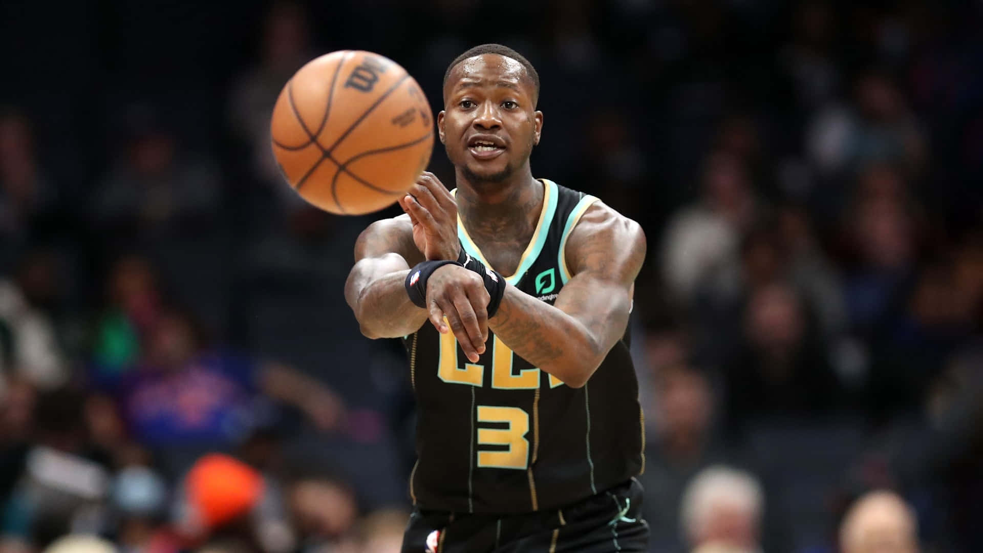 職業籃球運動員在比賽中傳球。 — NBA 壁紙