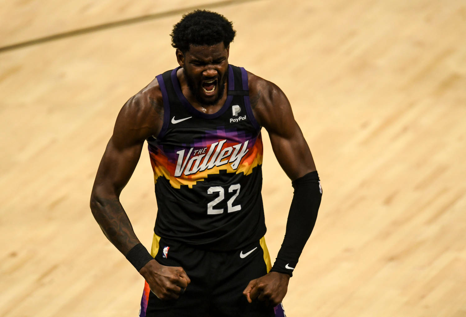 身穿Suns球衣的籃球運動員在球場上咆哮 — NBA 壁紙