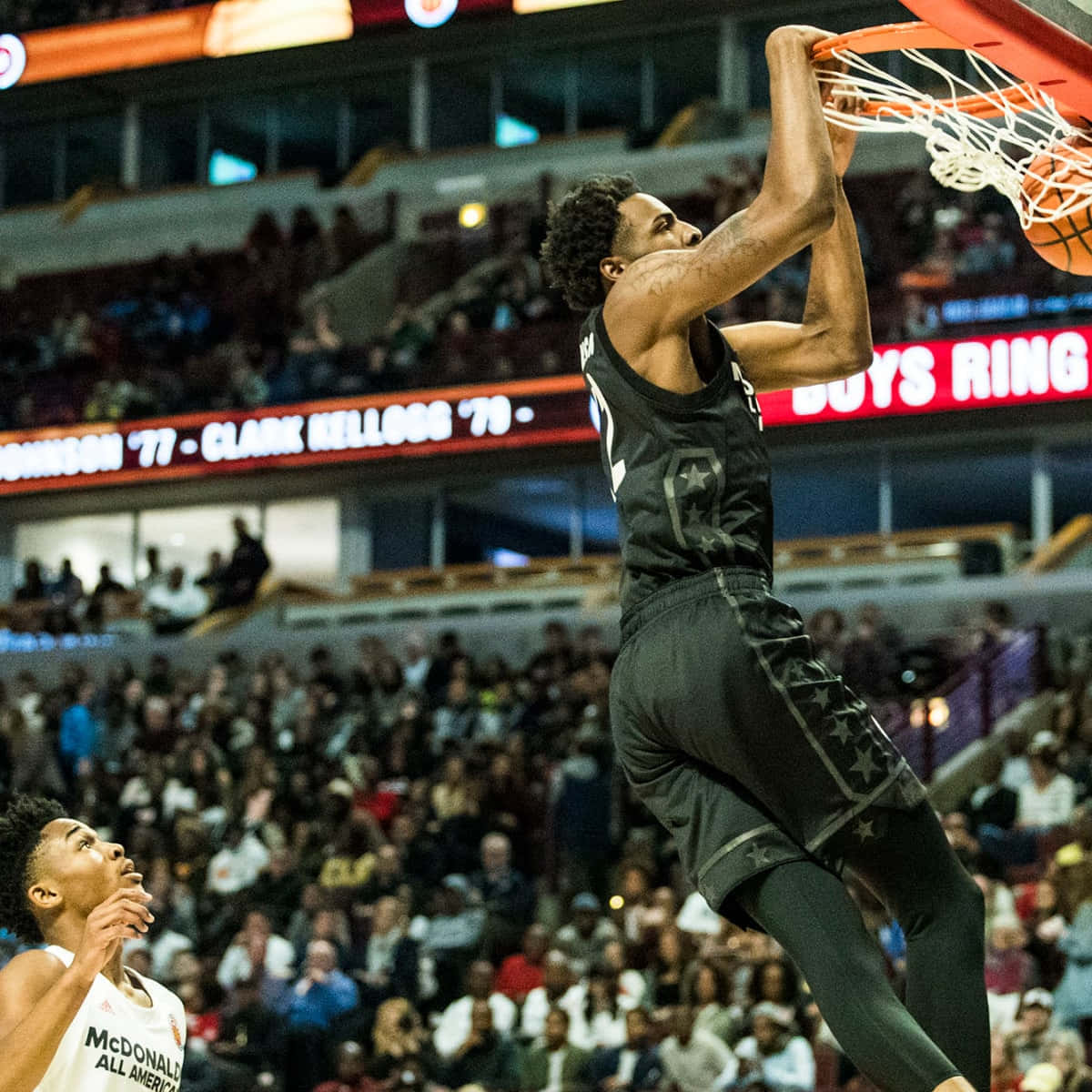 運動員在籃球比賽中完成強力灌籃，背景有觀眾。 — NBA 壁紙