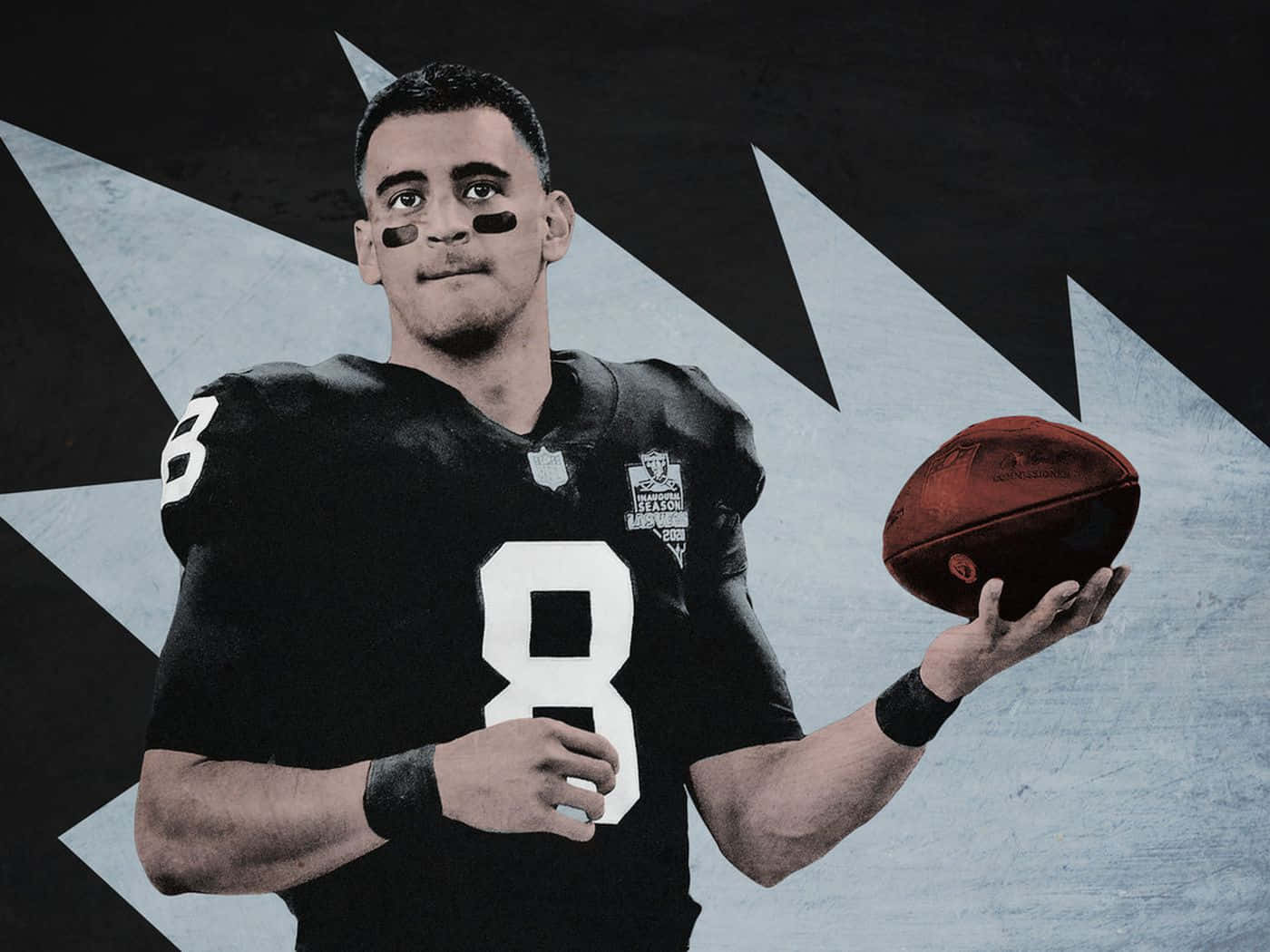  壁紙 — 一名身穿黑色球衣、號碼8的美式足球員，在鮮明的黑白幾何背景前，手持一個棕色美式足球。