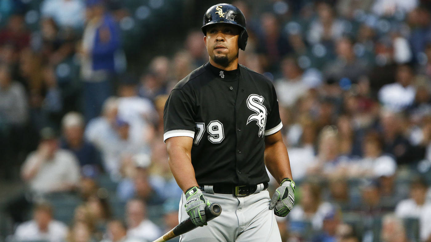 身穿芝加哥白襪隊球衣的棒球選手在夜間比賽中握著球棒。 — MLB 壁紙