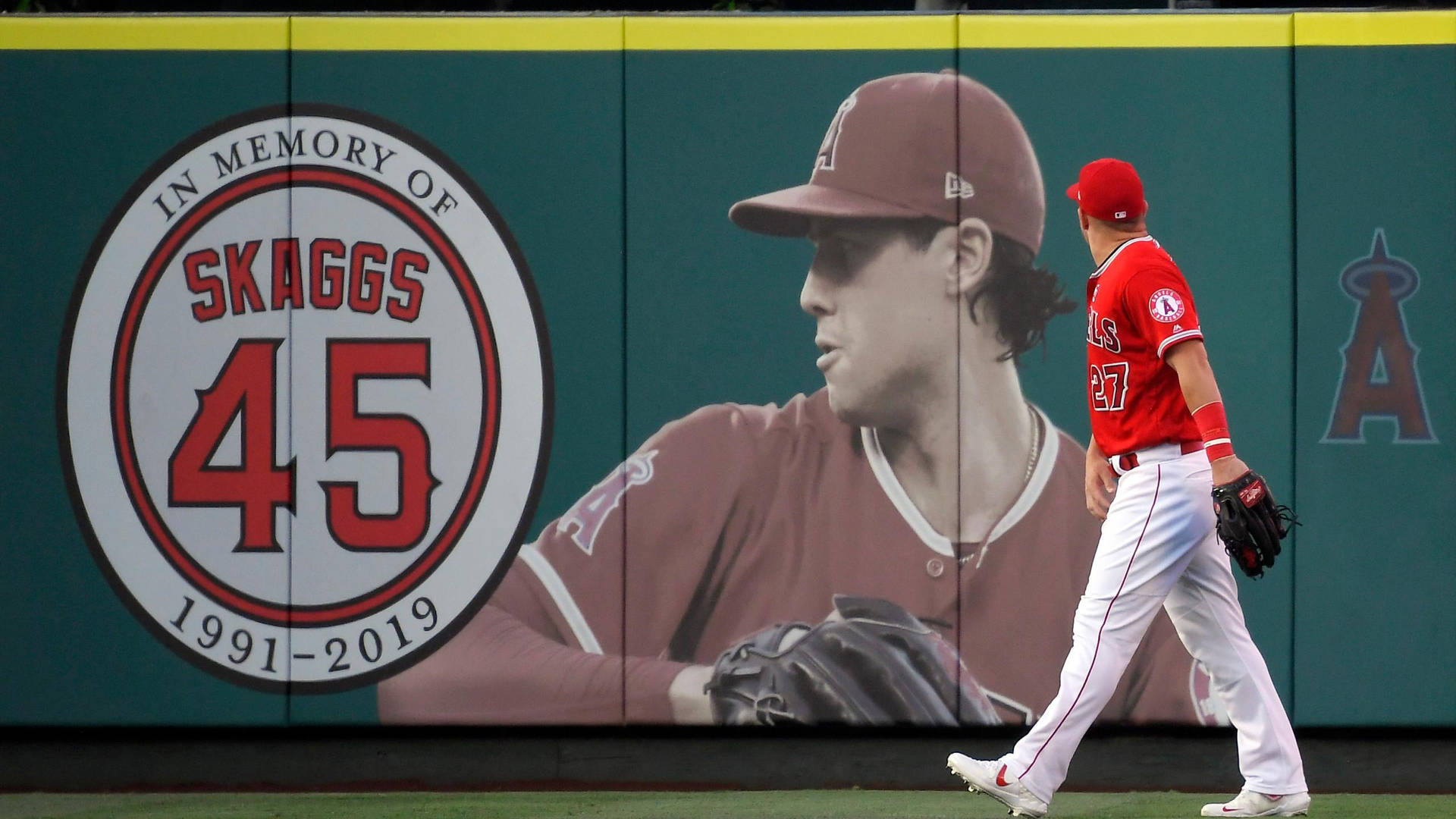 棒球運動員走過紀念投手Skaggs 45號的壁畫。 — MLB 壁紙