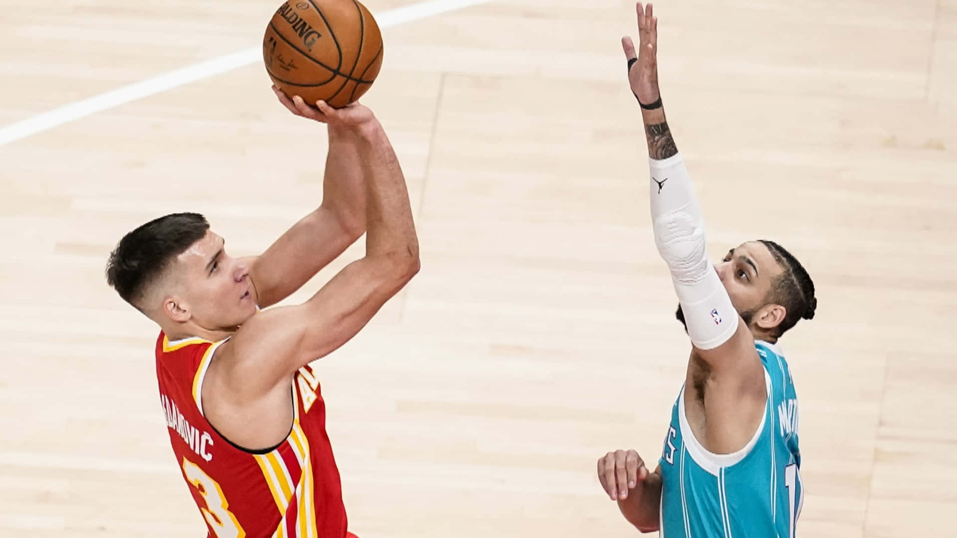 兩名籃球運動員在球場上爭奪投籃機會 — NBA 壁紙