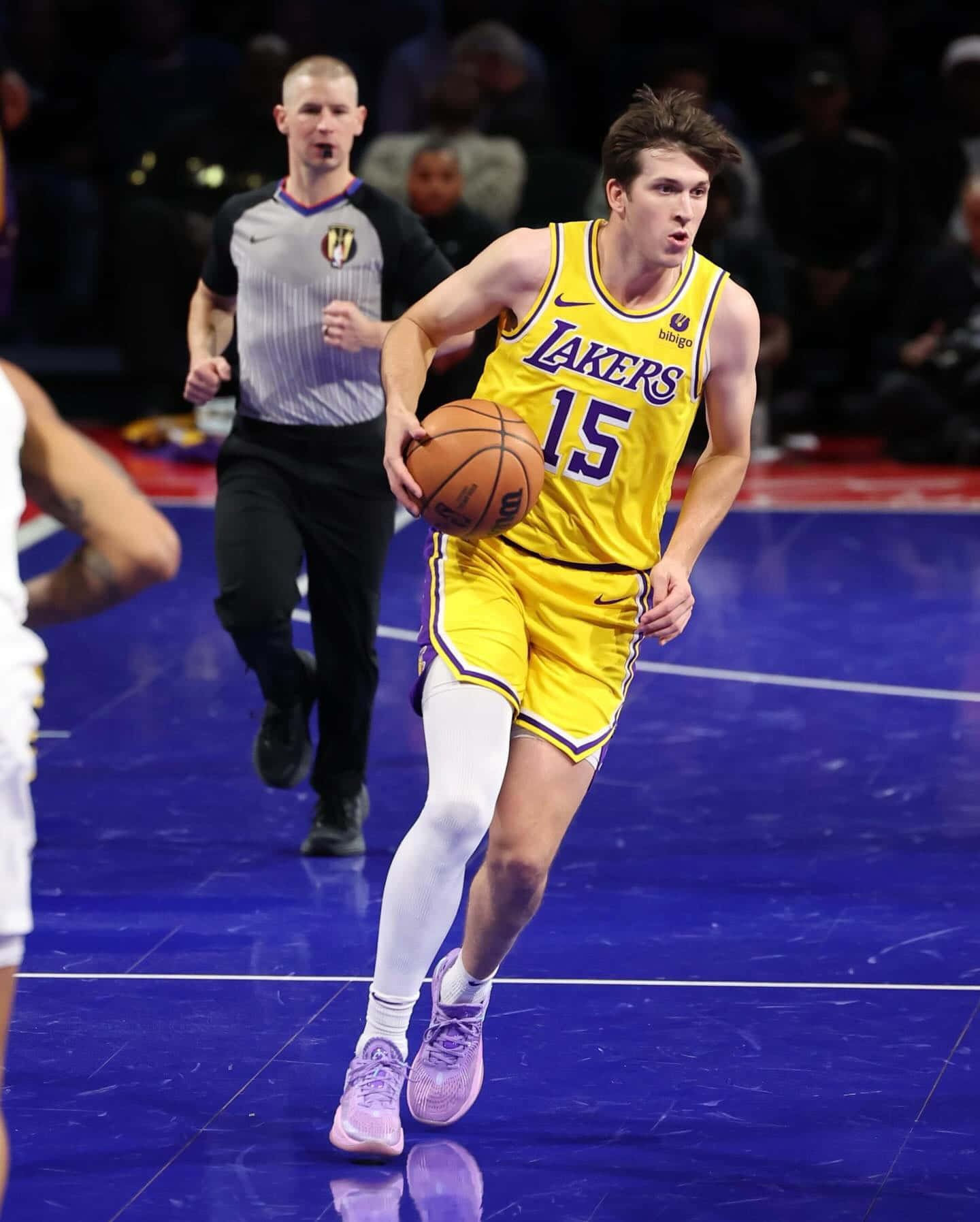 湖人籃球運動員在藍色球場上比賽中運球。 — NBA 壁紙