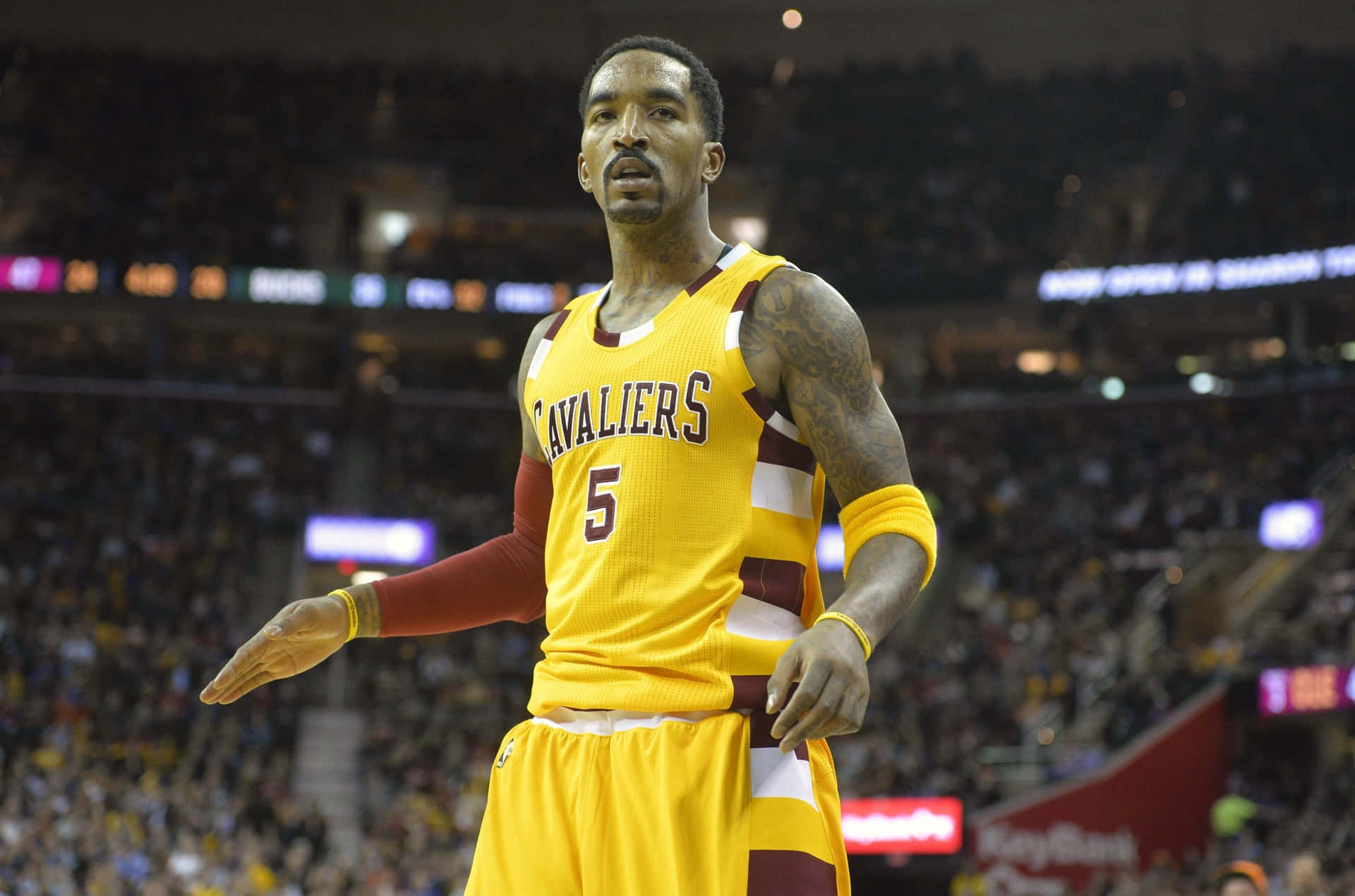身穿黃色騎士隊球衣的職業籃球運動員在球場上做手勢。 — NBA 壁紙