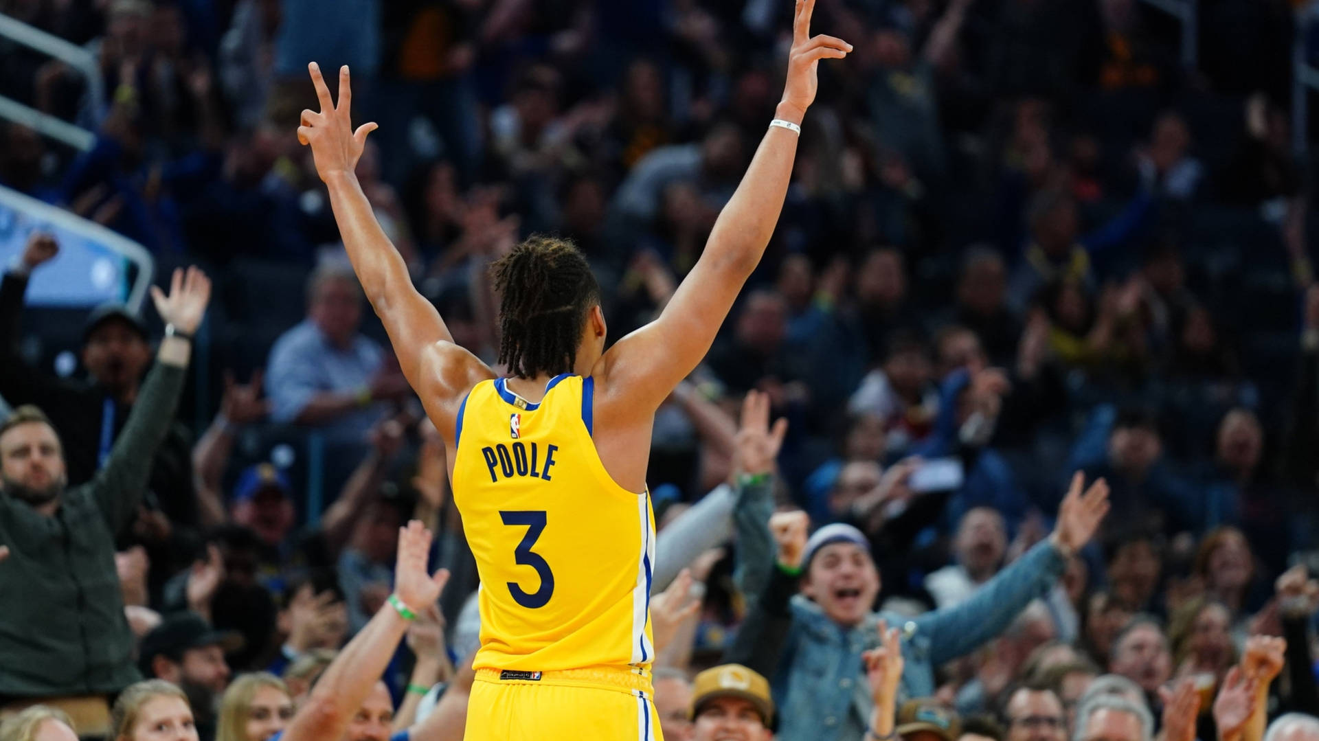 背號3號的籃球運動員在人群歡呼中高舉雙臂慶祝。 — Jordan 壁紙