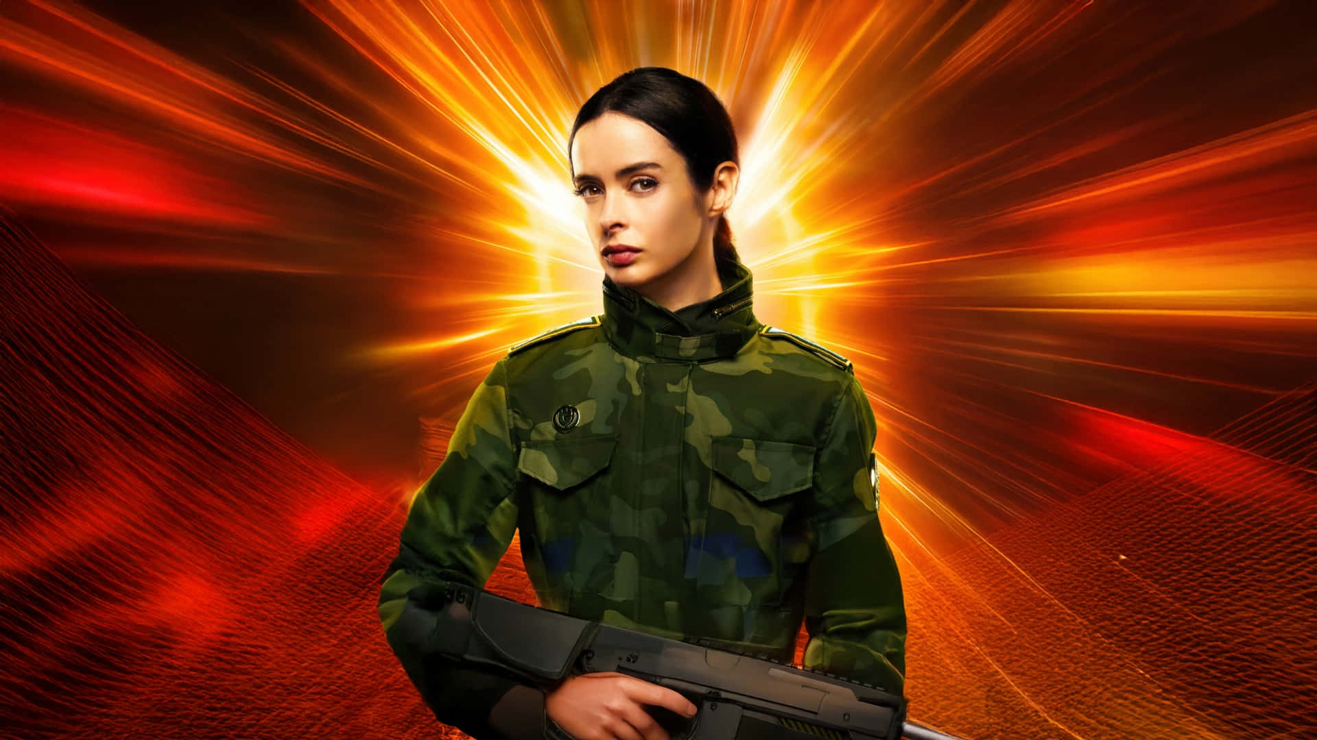  壁紙 — 一名身穿軍裝的女子，在熾熱光芒四射、帶有橙色和紅色條紋的背景前手持步槍。