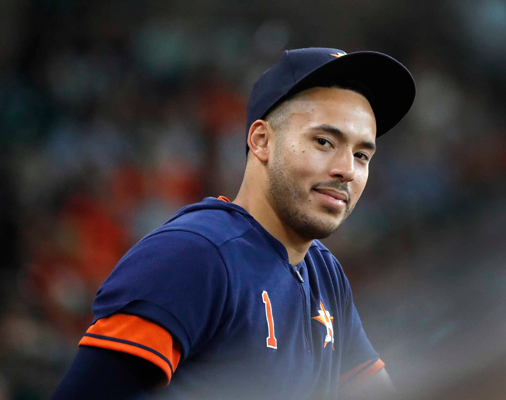 身穿藍橙色球衣的棒球運動員在比賽中微笑。 — MLB 壁紙