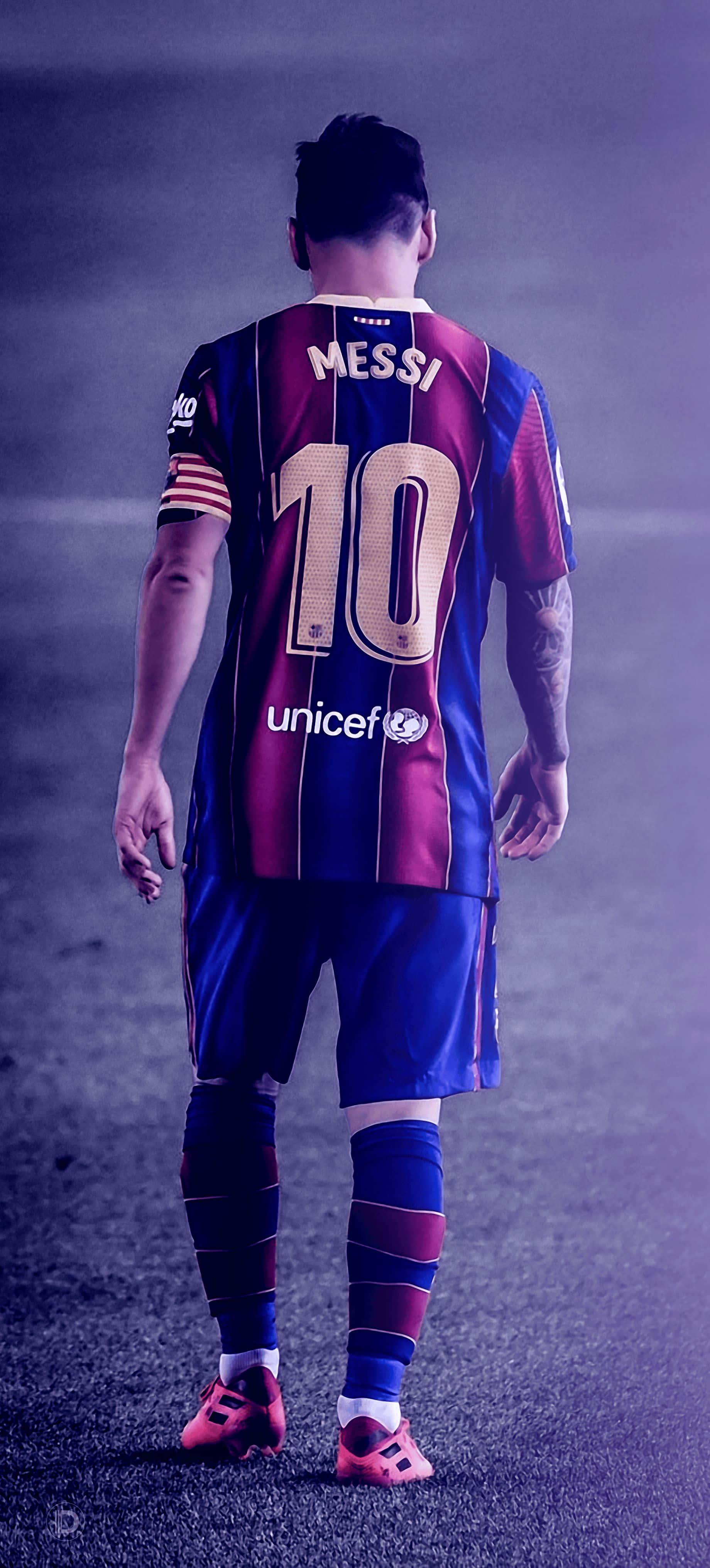 Messi 2022 桌布 壁紙 — 一名身穿藍紅間條球衣、背號10的足球員獨自站在霧氣瀰漫的球場上，從背後觀看。