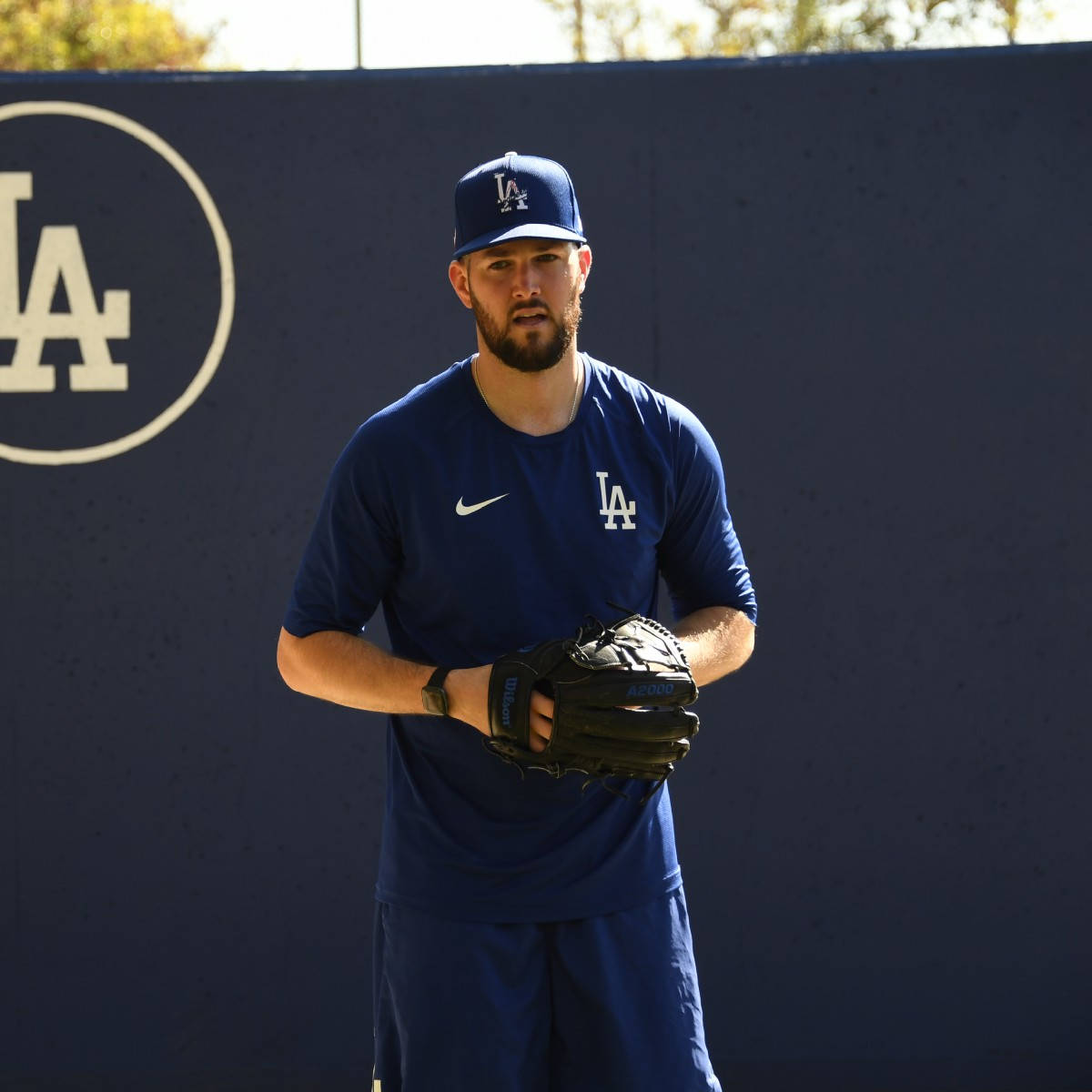 身穿LA球衣的棒球選手在戶外戴著手套 — MLB 壁紙