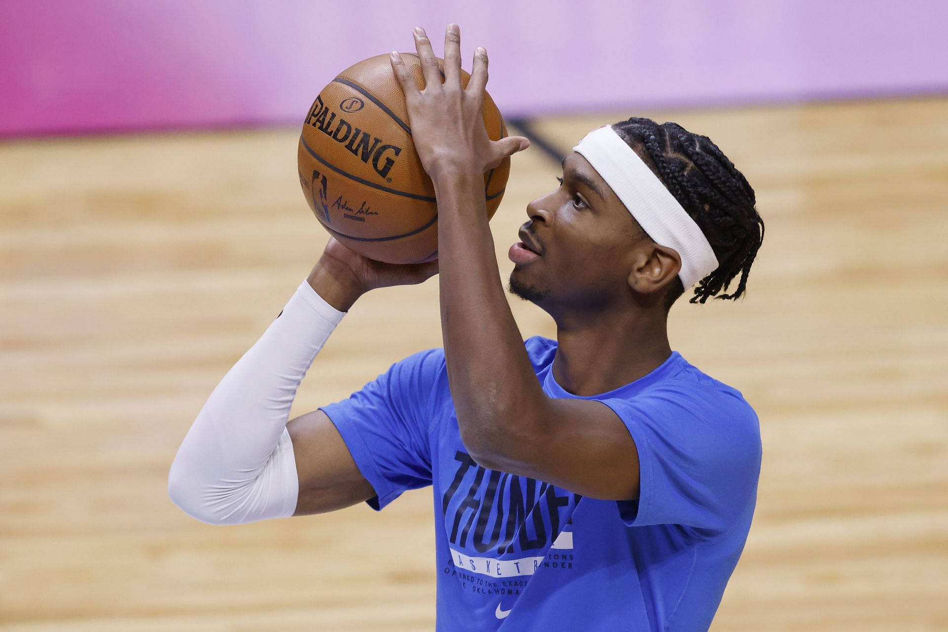 藍色球衣籃球運動員在球場上投籃 — NBA 壁紙