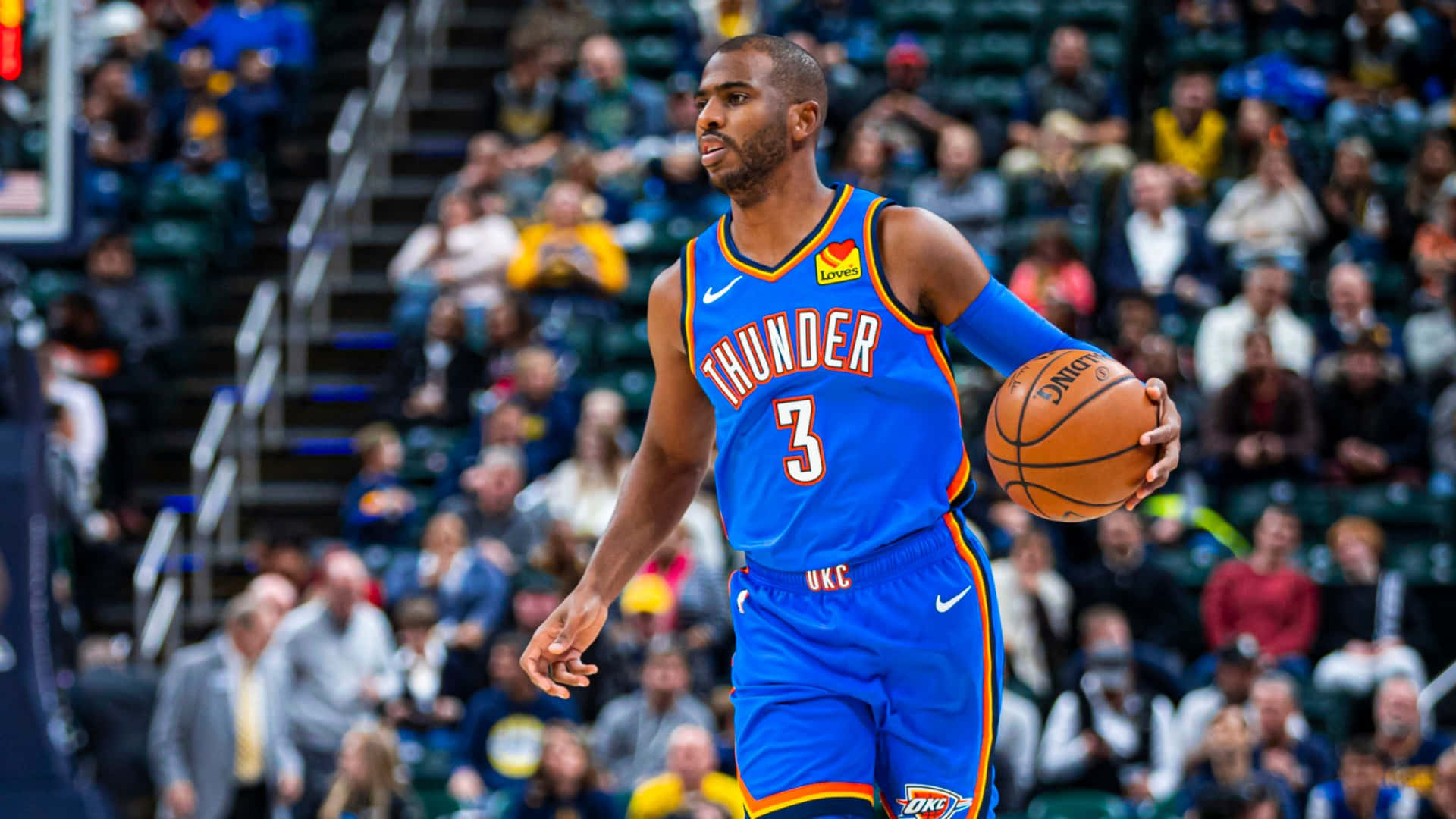 身穿藍色雷霆球衣的籃球運動員在比賽中運球。 — NBA 壁紙