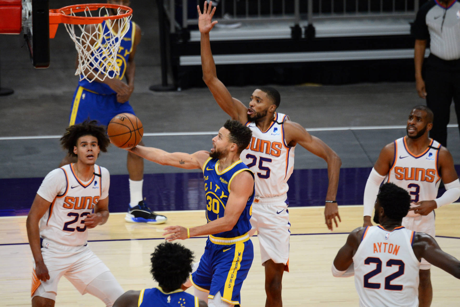 籃球運動員在職業比賽中爭奪投籃機會。 — NBA 壁紙