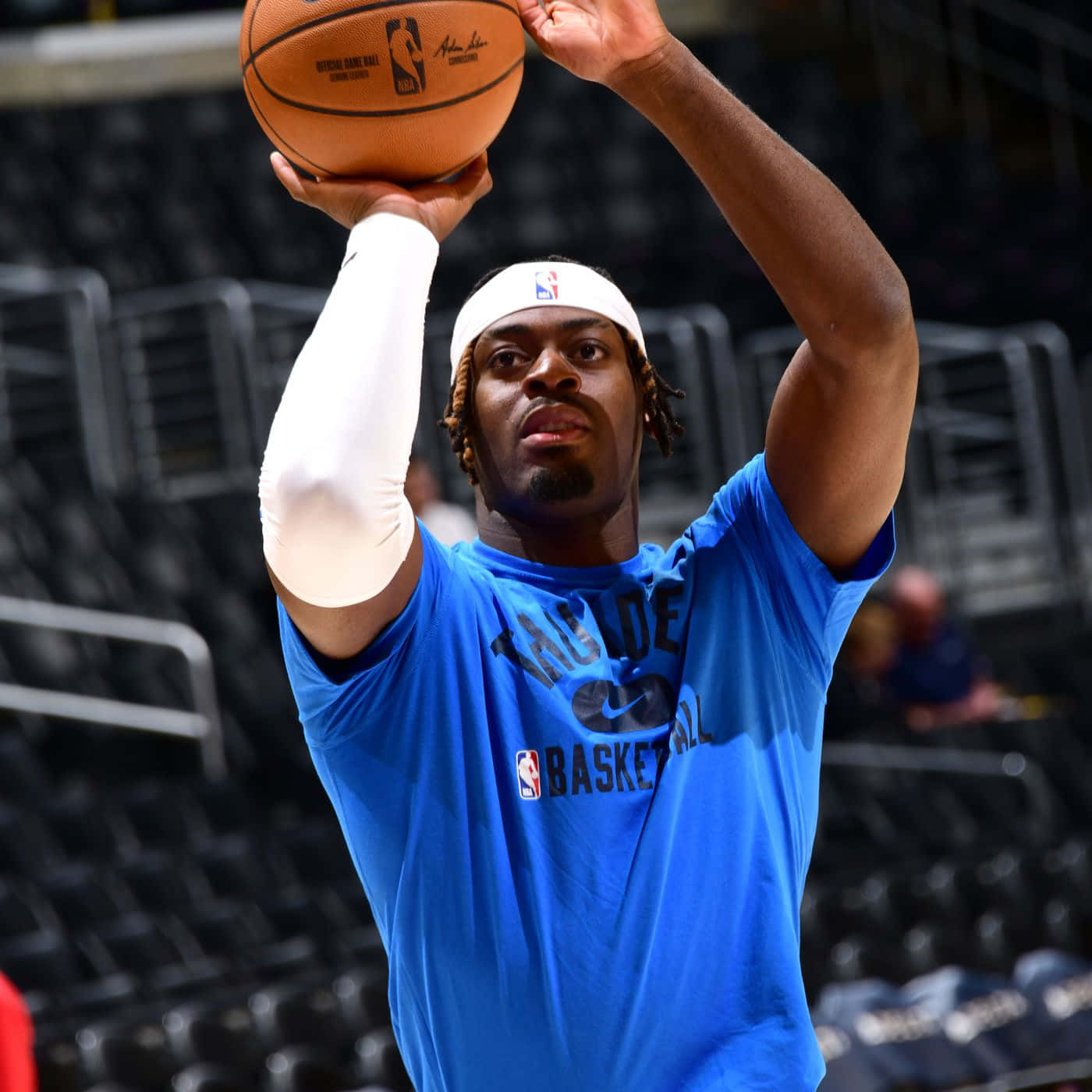 籃球運動員在空蕩蕩的場館中投籃。 — NBA 壁紙