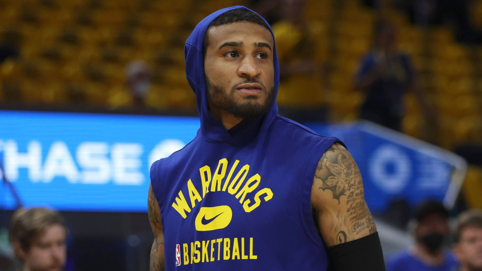 身穿勇士隊連帽衫的籃球運動員在比賽中顯得專注。 — NBA 壁紙