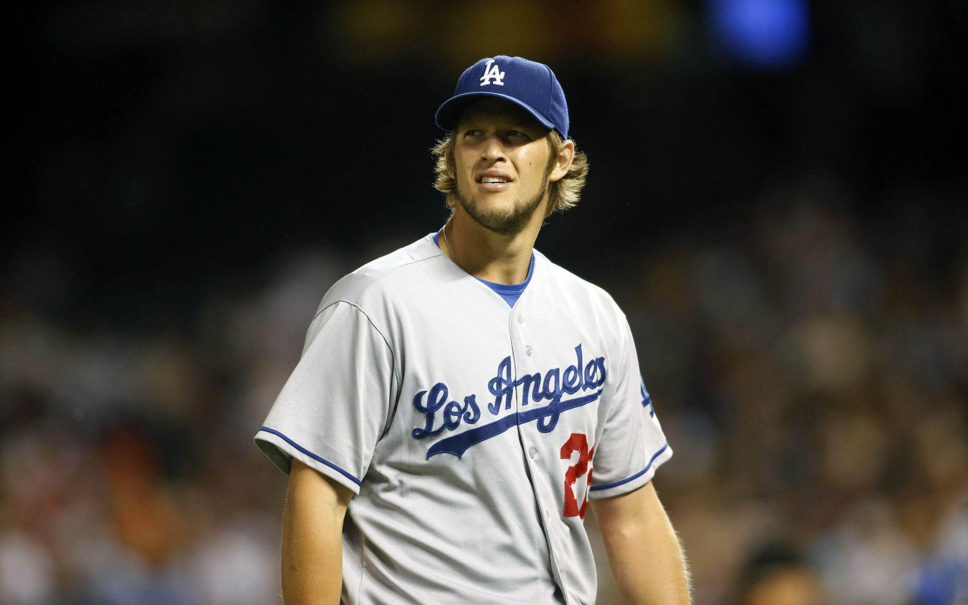身穿道奇隊球衣的棒球運動員在夜間球場上 — MLB 壁紙