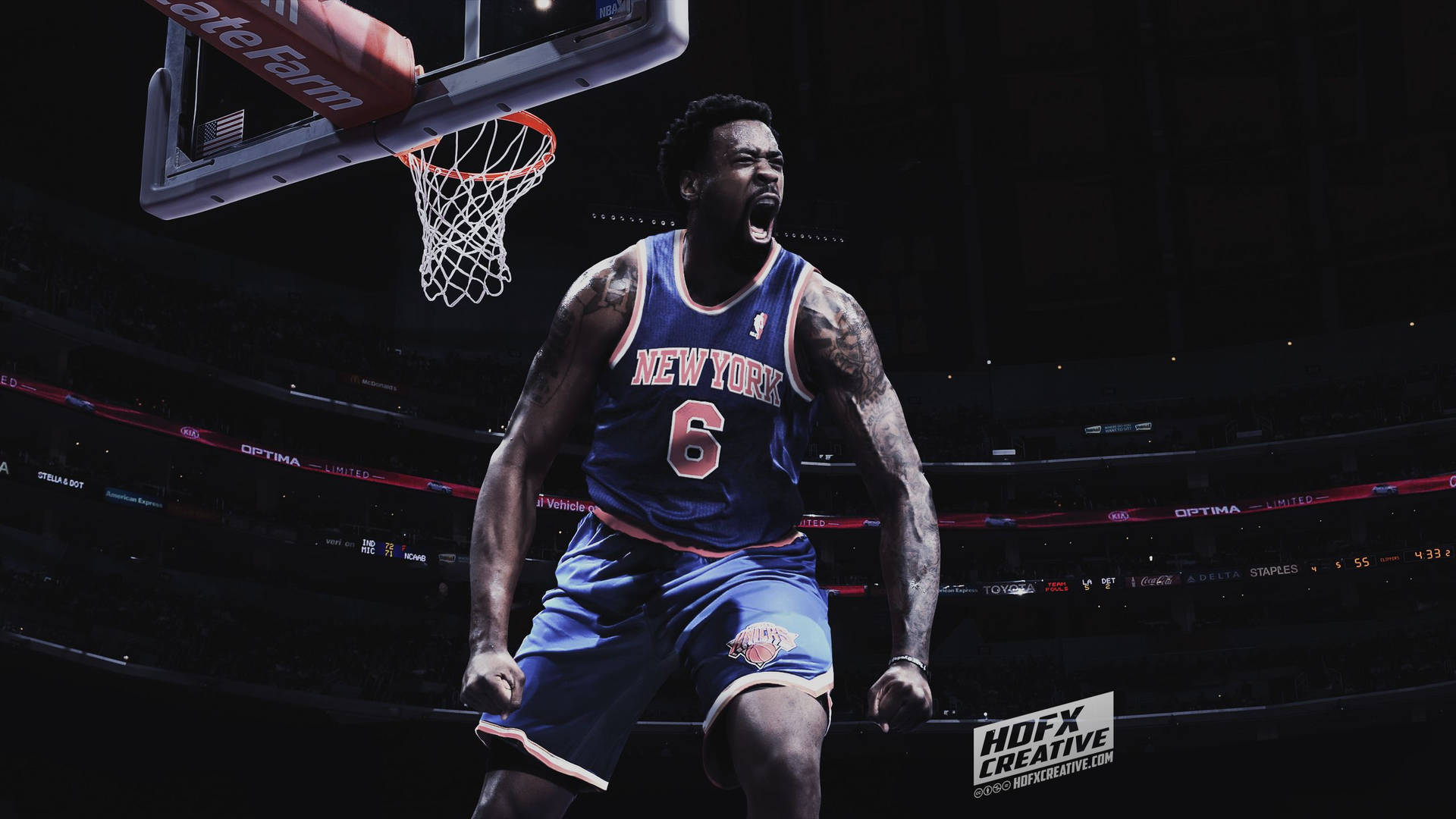 身穿尼克隊球衣的籃球運動員在球場籃框下慶祝。 — NBA 壁紙